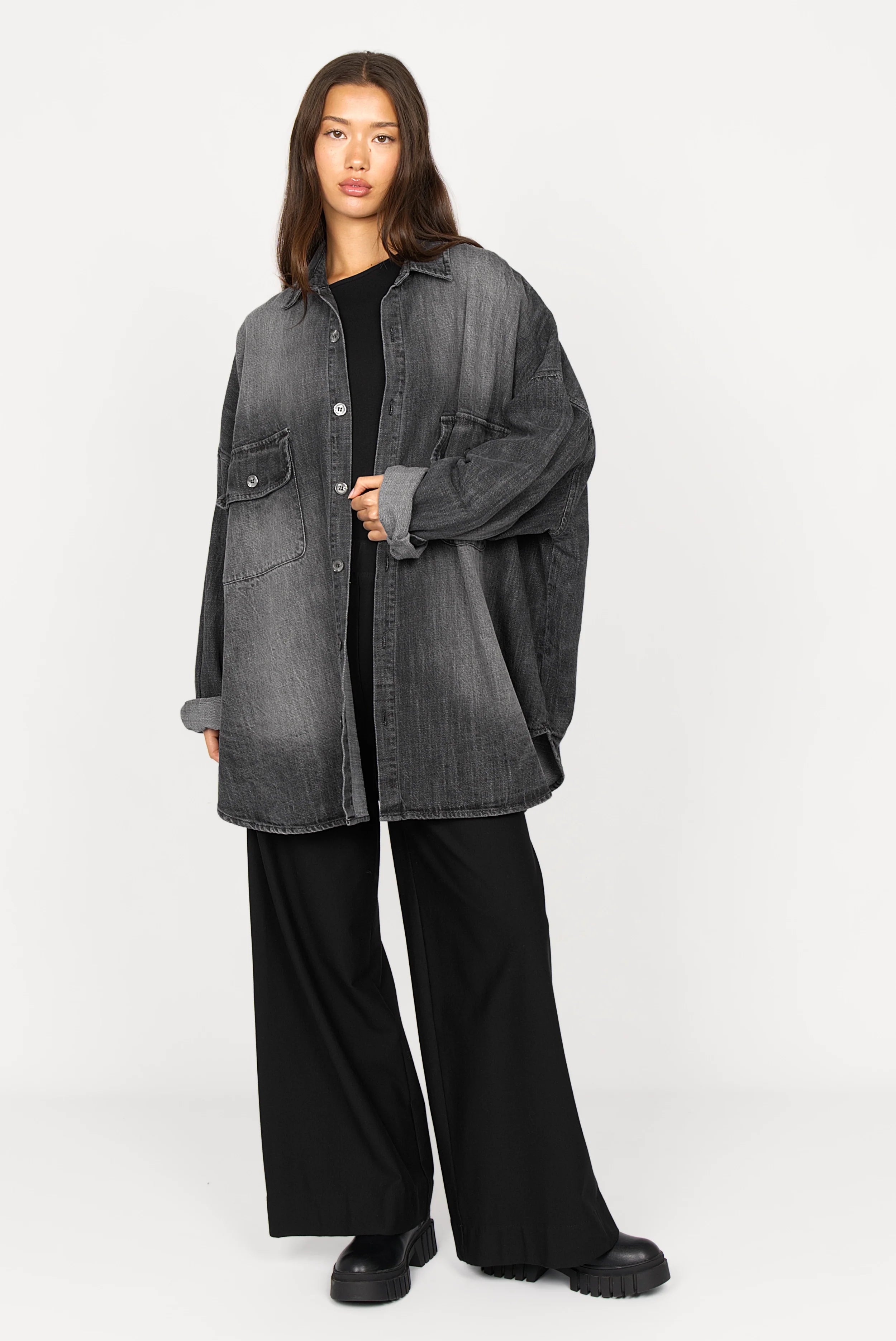 ANEA Oversized Hemdjacke im Denim-Look mit lockerer Passform, Hemdkragen und Brusttaschen