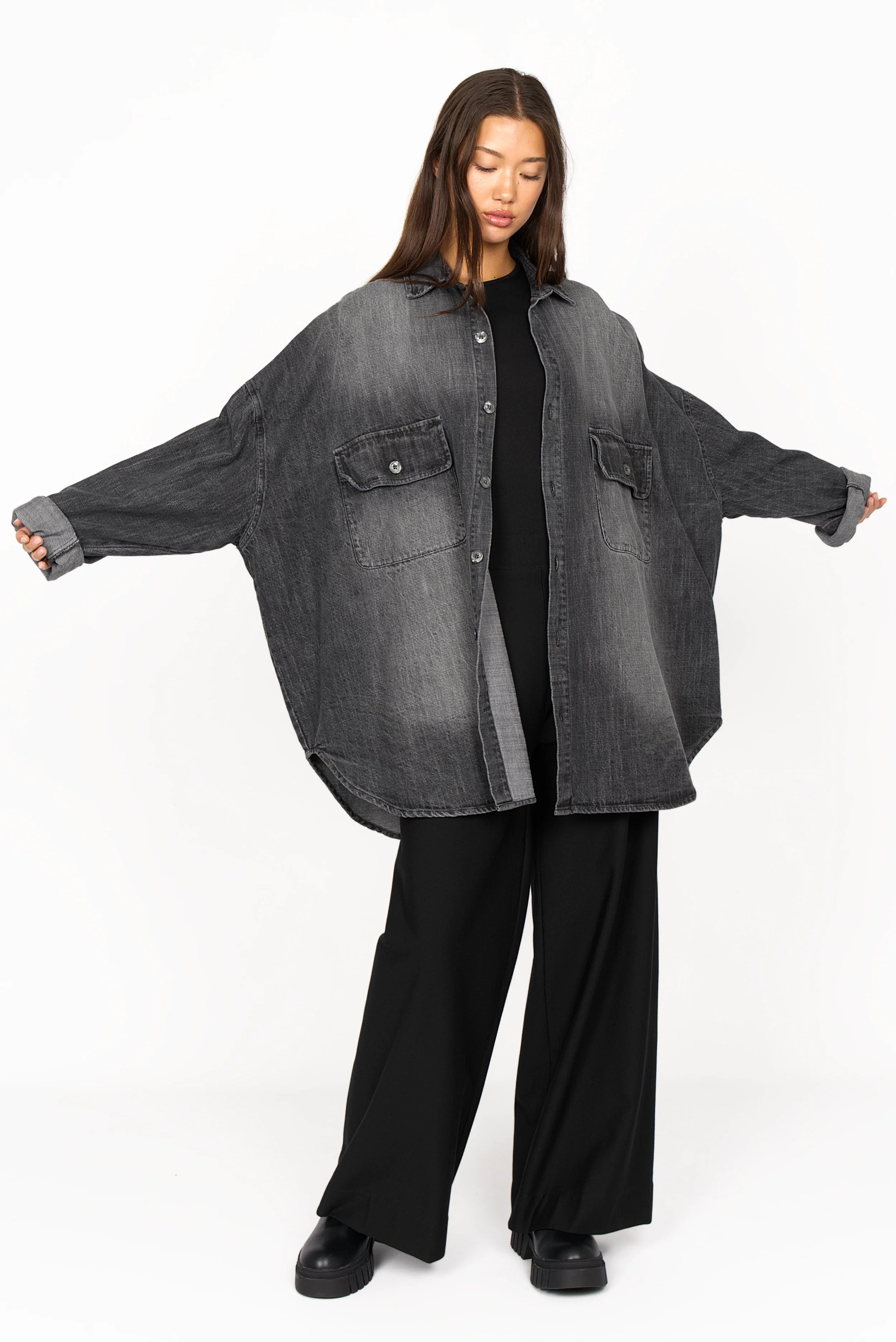 ANEA Oversized Hemdjacke im Denim-Look mit Gradient-Waschung und lockerer Passform für vielseitigen Style