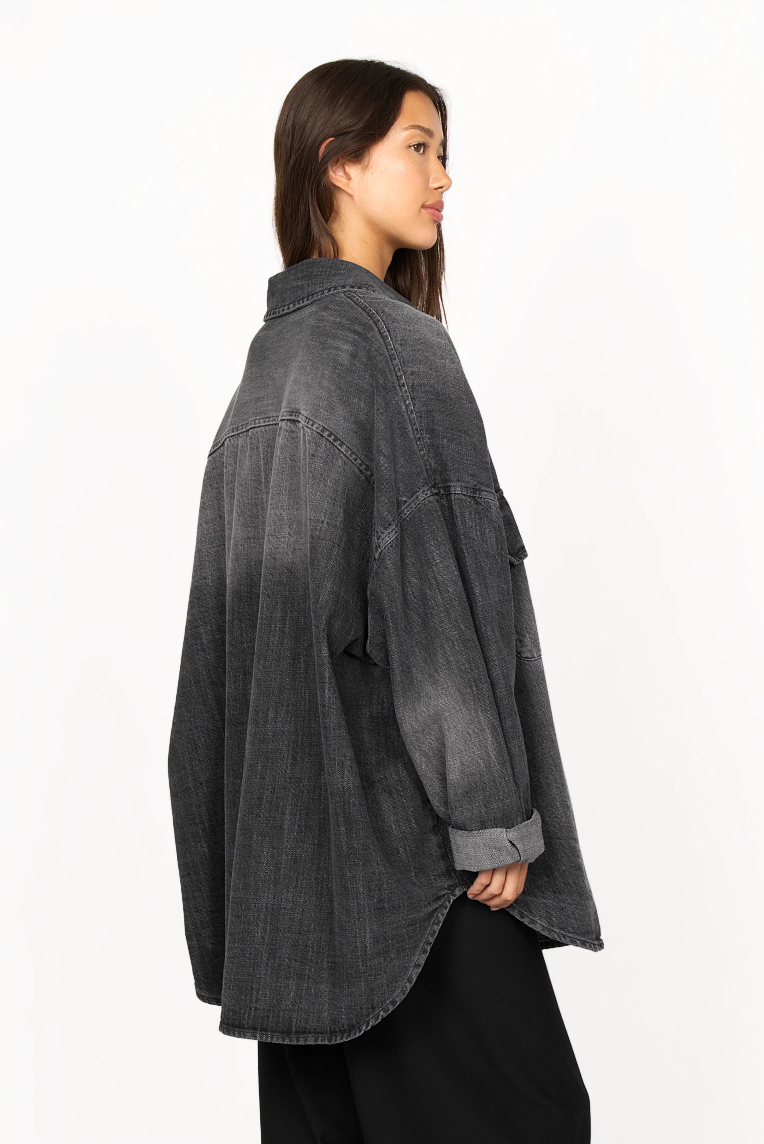 ANEA Oversized Hemdjacke im Denim-Look mit Gradient-Waschung und lockerem Schnitt aus Baumwolle