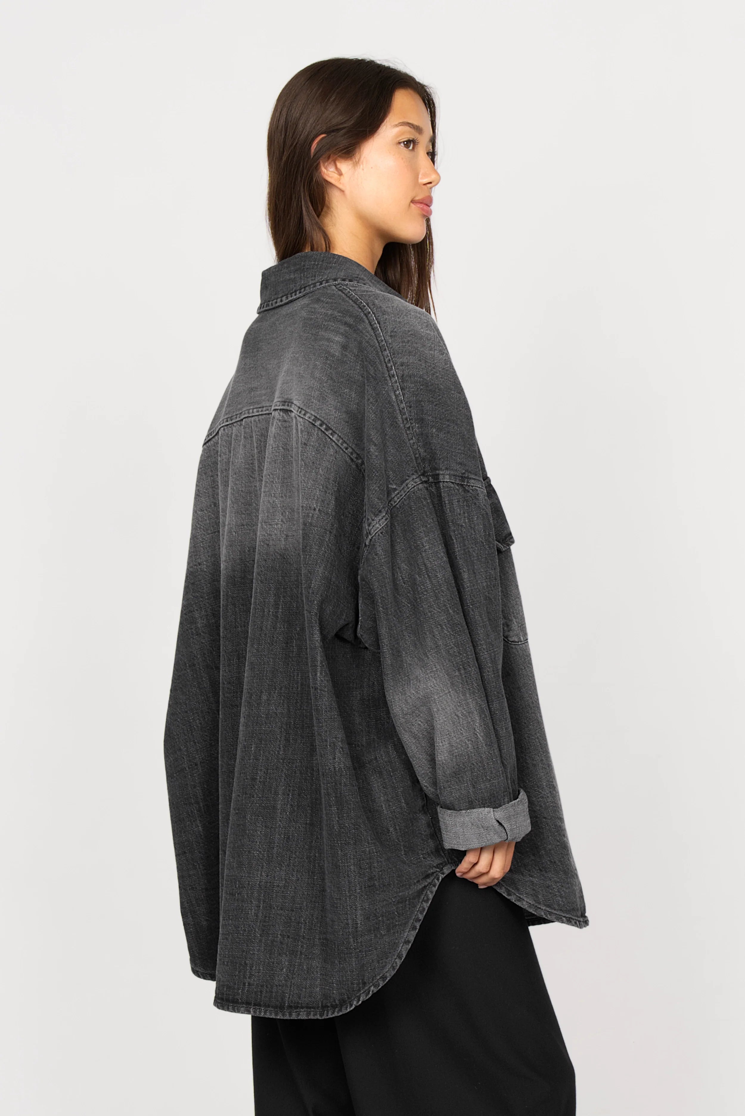 ANEA Oversized Hemdjacke in coolem Denim-Look mit lockerem Schnitt und aufgesetzten Brusttaschen