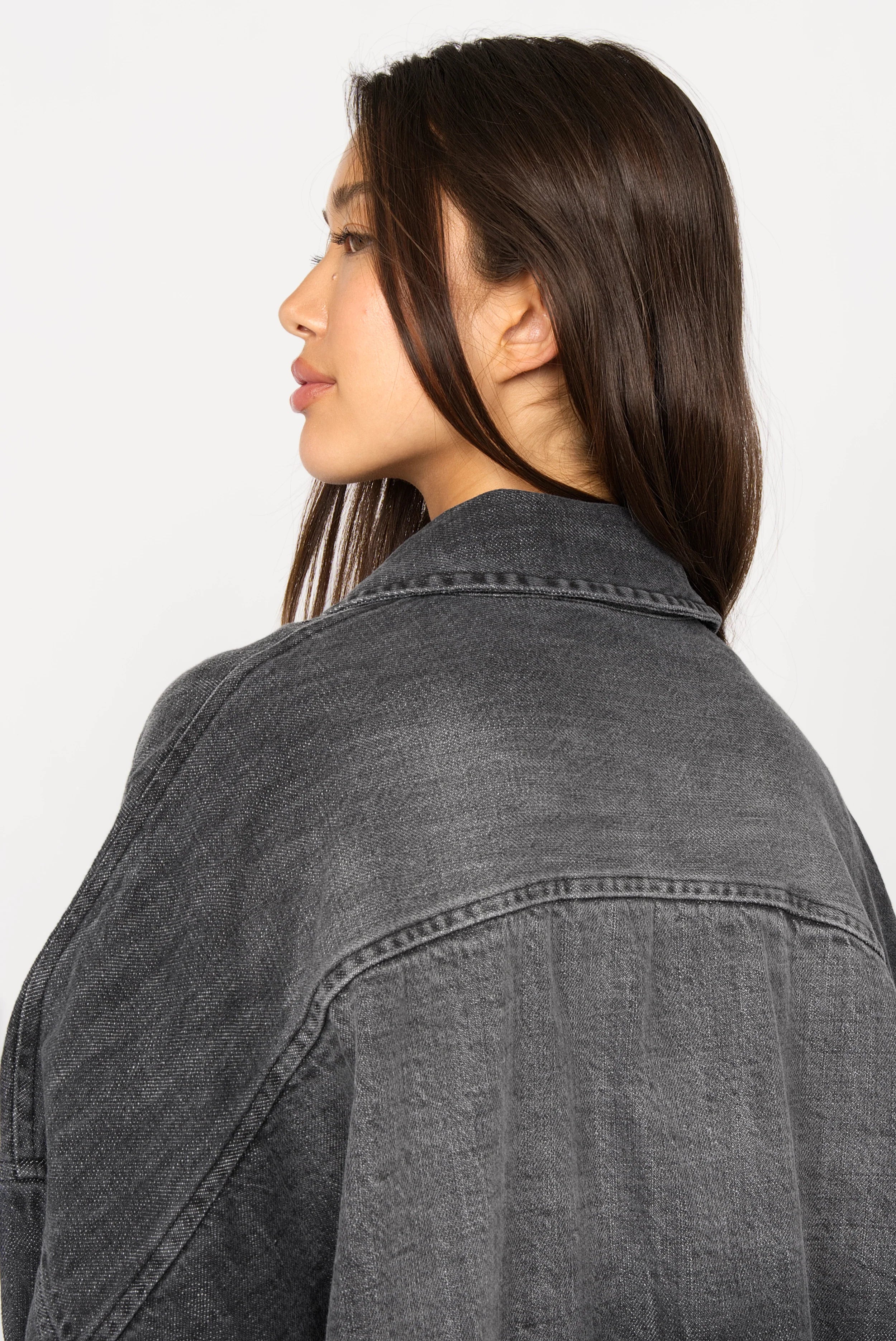 Frau trägt ANEA Oversized Hemdjacke im Denim-Look mit überschnittenen Schultern und abgerundetem Saum, Rückansicht
