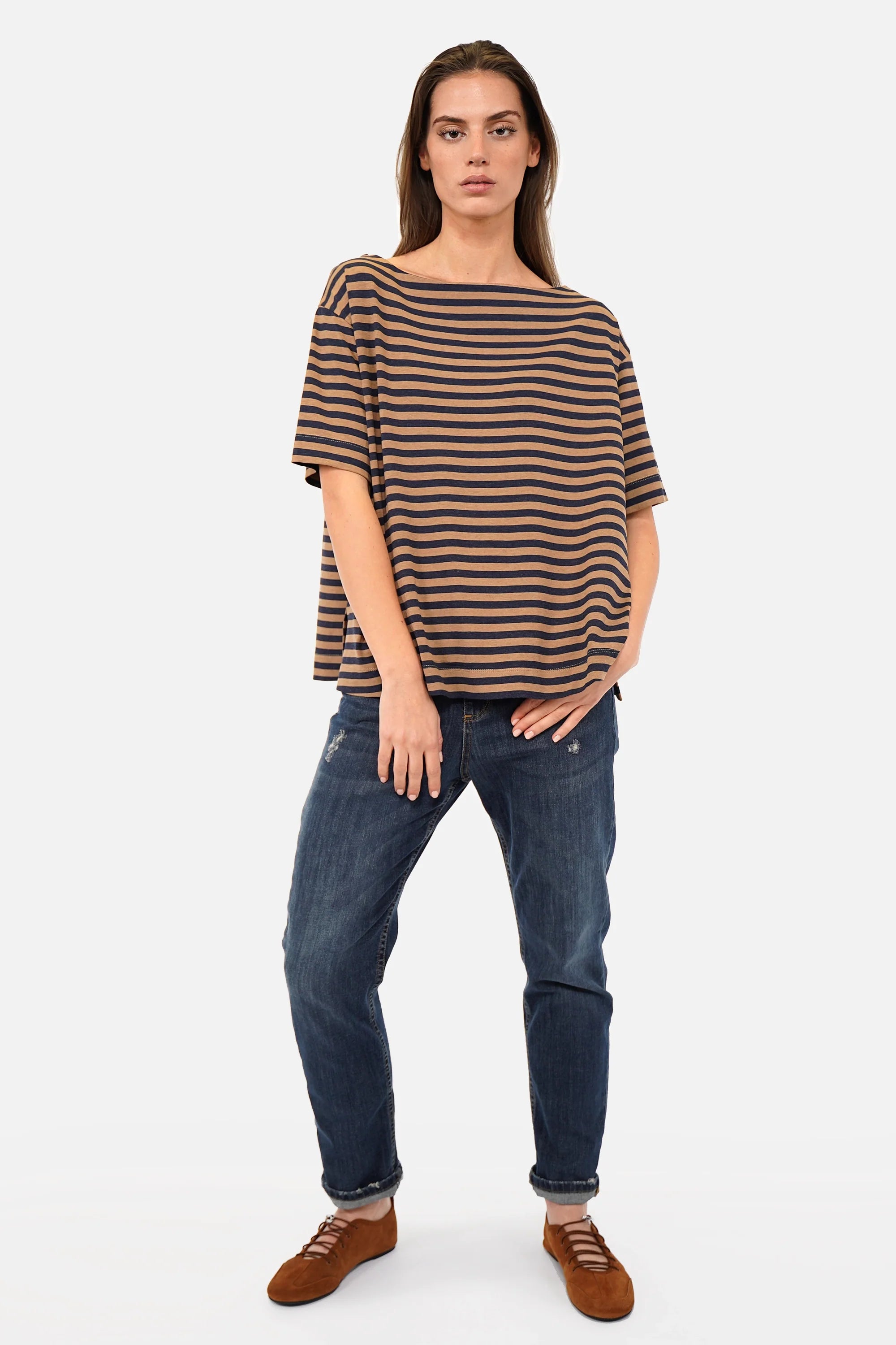 AILIE Gestreiftes Shirt aus Viskosejersey mit navy-camel Streifen, schmalem U-Boot-Ausschnitt und kurzen Ärmeln