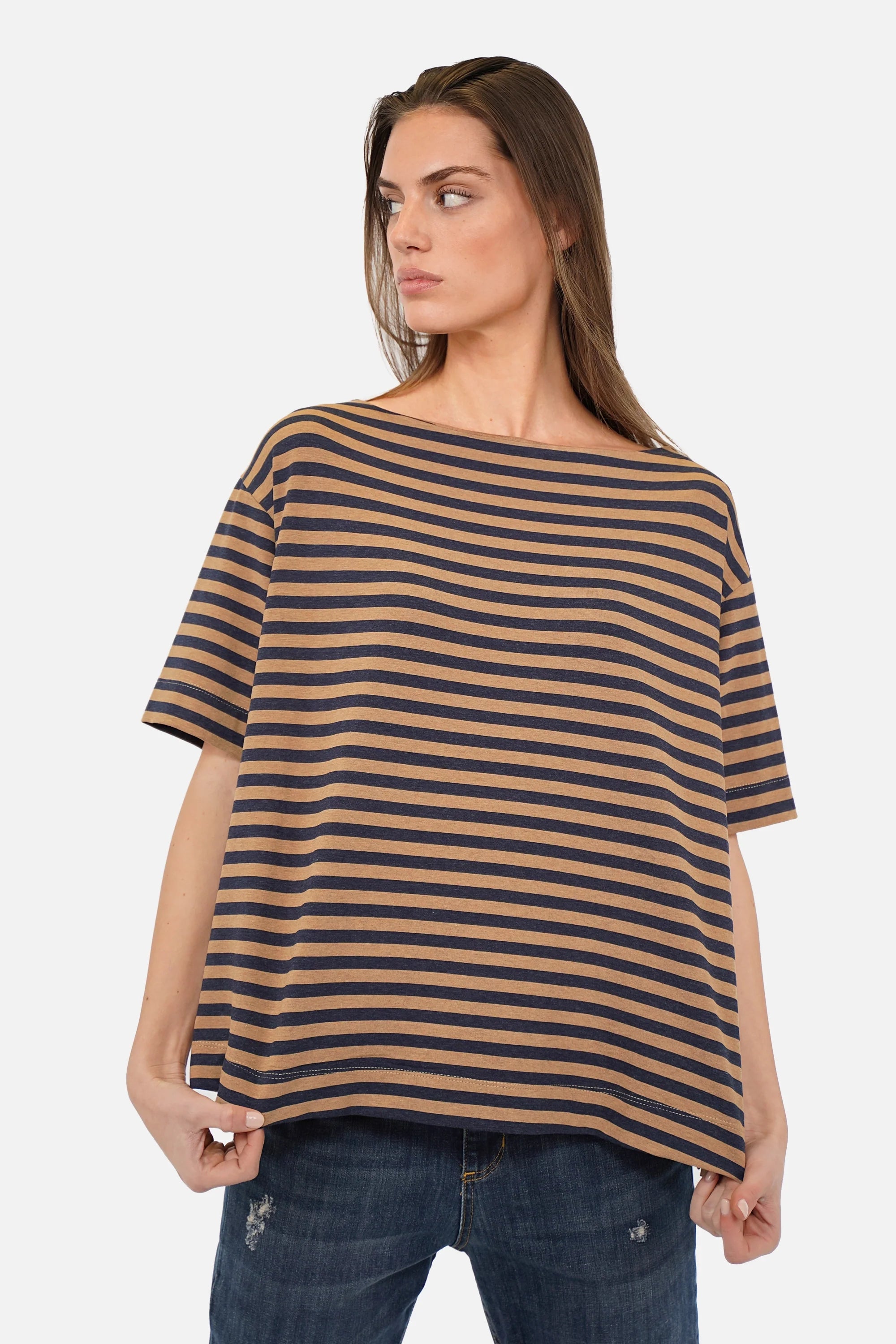 AILIE gestreiftes Shirt aus Viskosejersey mit navy-camel Streifen, U-Boot-Ausschnitt und kurzen Ärmeln