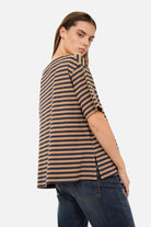 AILIE gestreiftes Shirt aus weichem Viskosejersey mit navy-camel Streifen und U-Boot-Ausschnitt