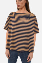 AILIE Gestreiftes Shirt aus navy-camel Viskosejersey mit U-Boot-Ausschnitt und kurzem Arm