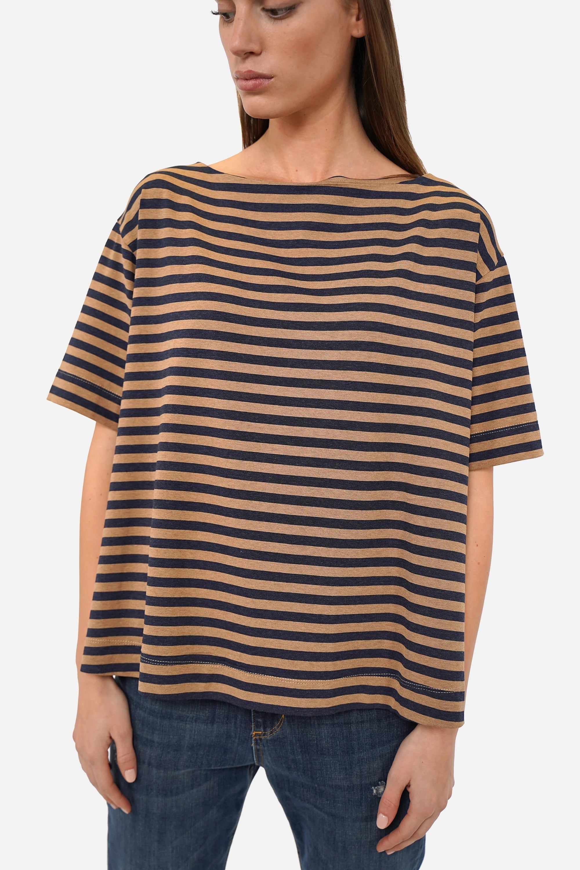 AILIE Gestreiftes Shirt aus navy-camel Viskosejersey mit U-Boot-Ausschnitt und kurzem Arm