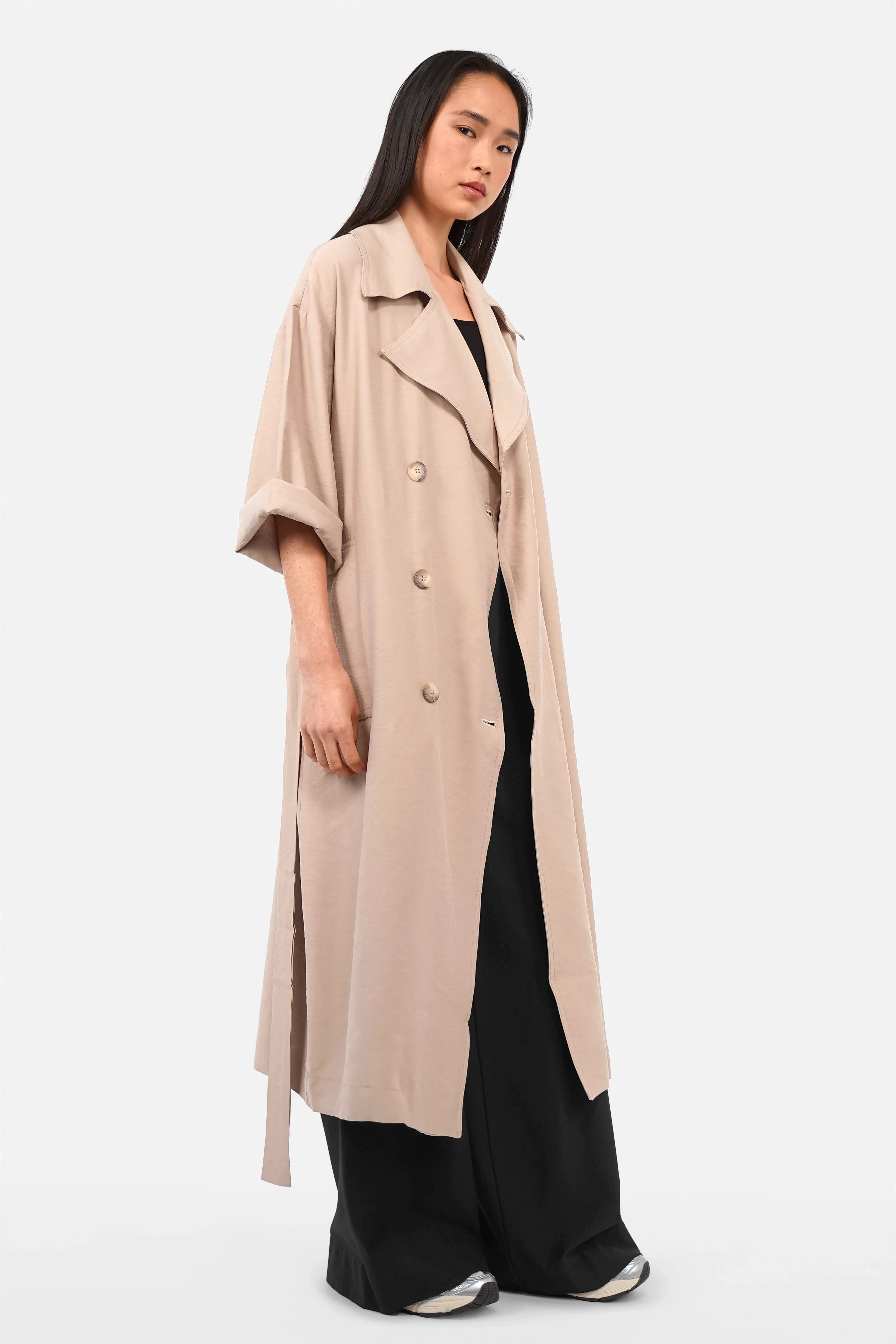Hazel Blusenmantel trenchcoat style with soft fabric, double-breasted buttons, side pockets, and relaxed fit