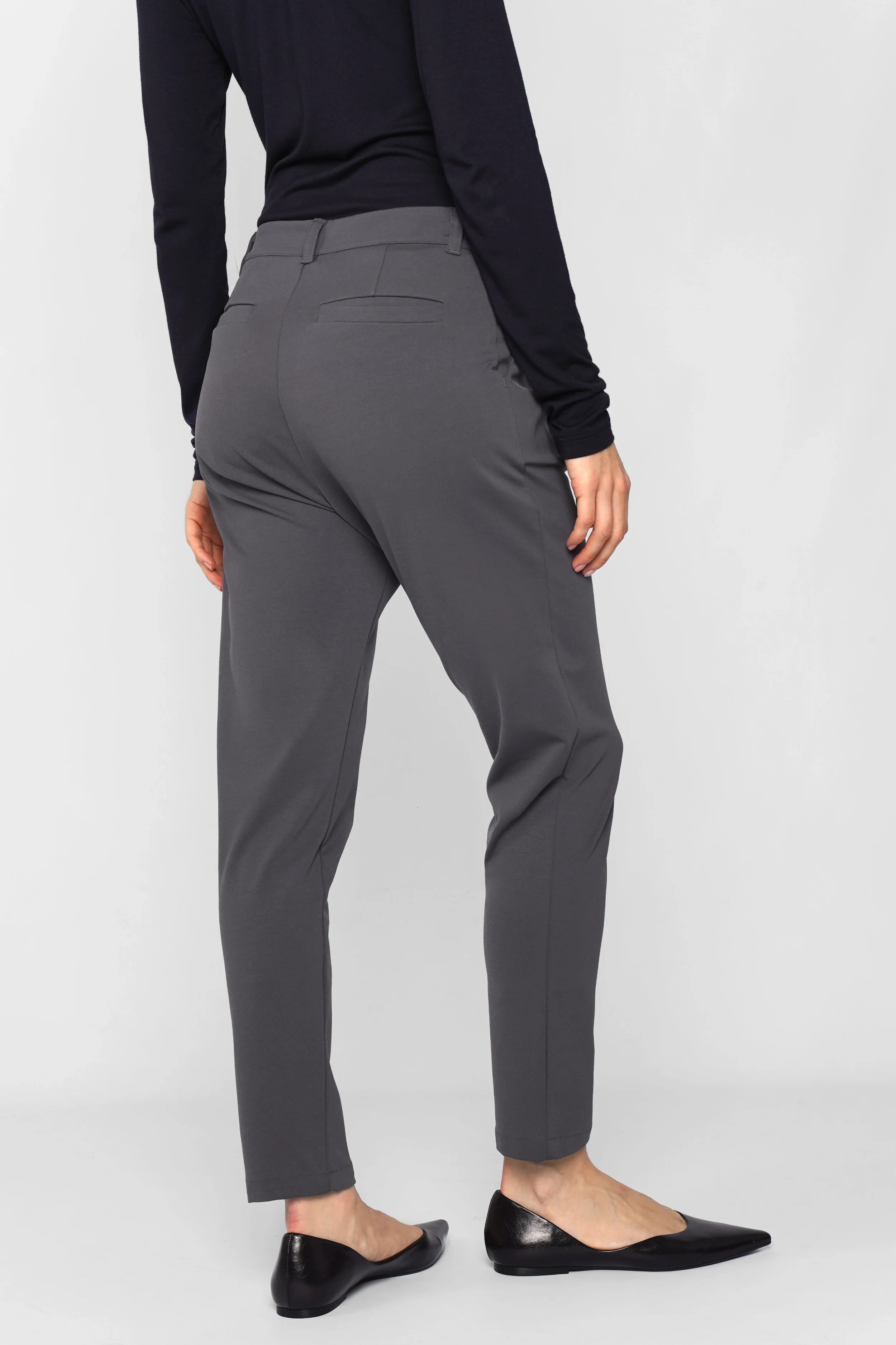 HEEELENA Tapered Pants in Grau mit schmal zulaufendem Bein und knitterarmer Qualität.