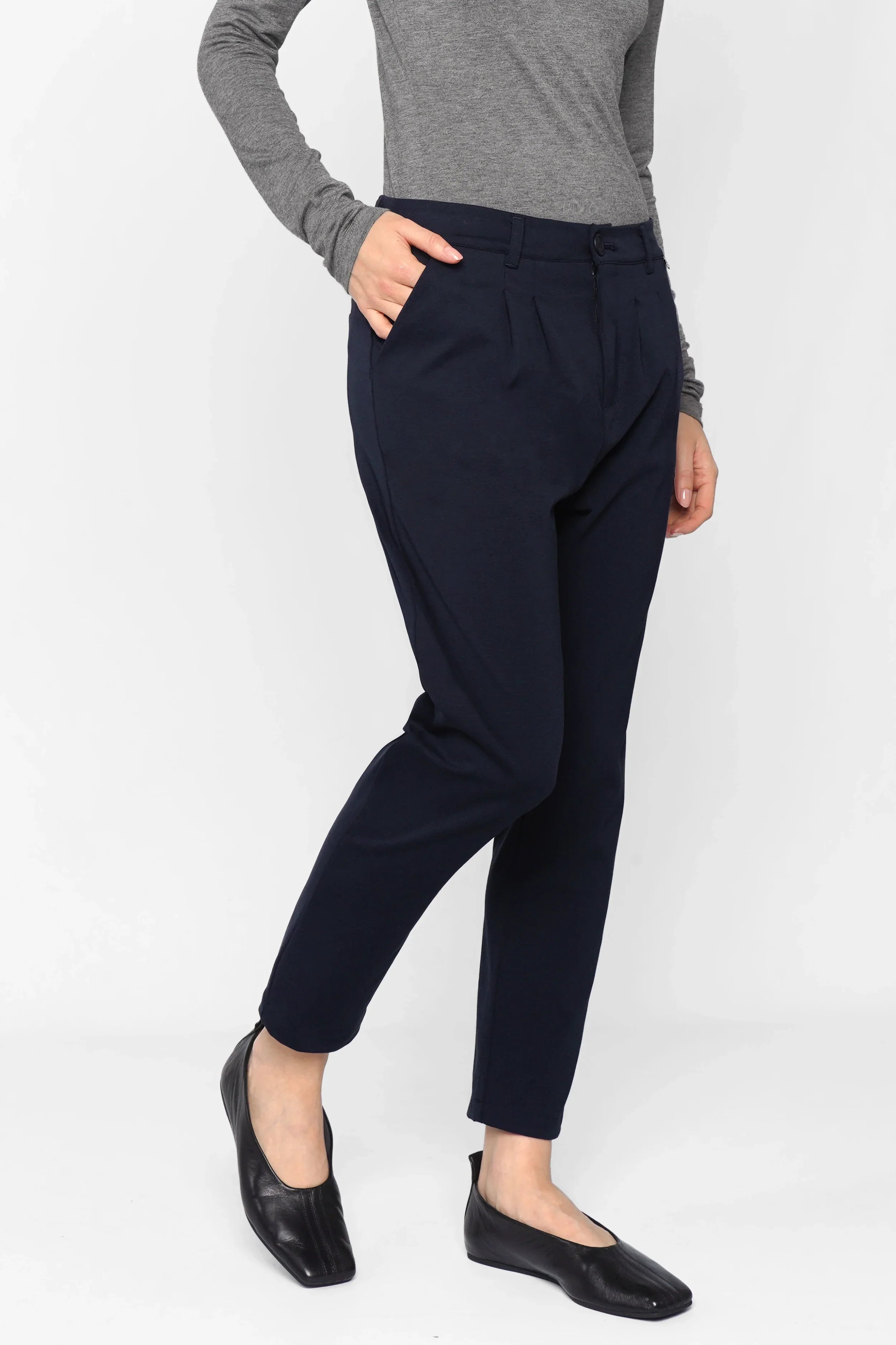 Damen Tapered Pants in navyblau mit leichtem Bund und knitterarmer Qualität