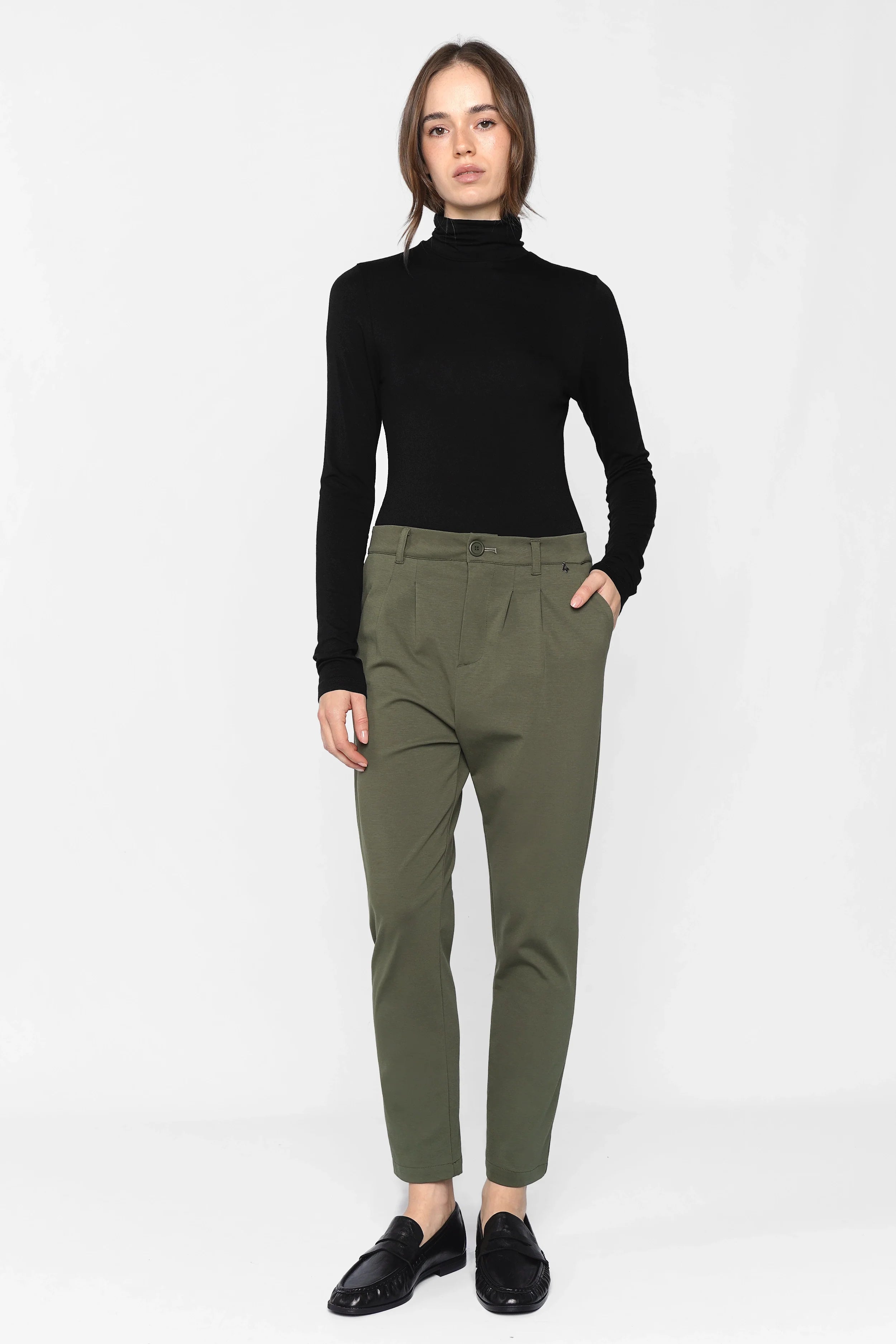 Damenmode Tapered Pants in Olivgrün mit schmal zulaufendem Bein und weichem Stoff