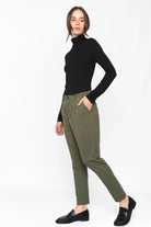 Damen Tapered Pants in Olivgrün, moderne Passform, knitterarm und formstabil, ideal für Alltag.