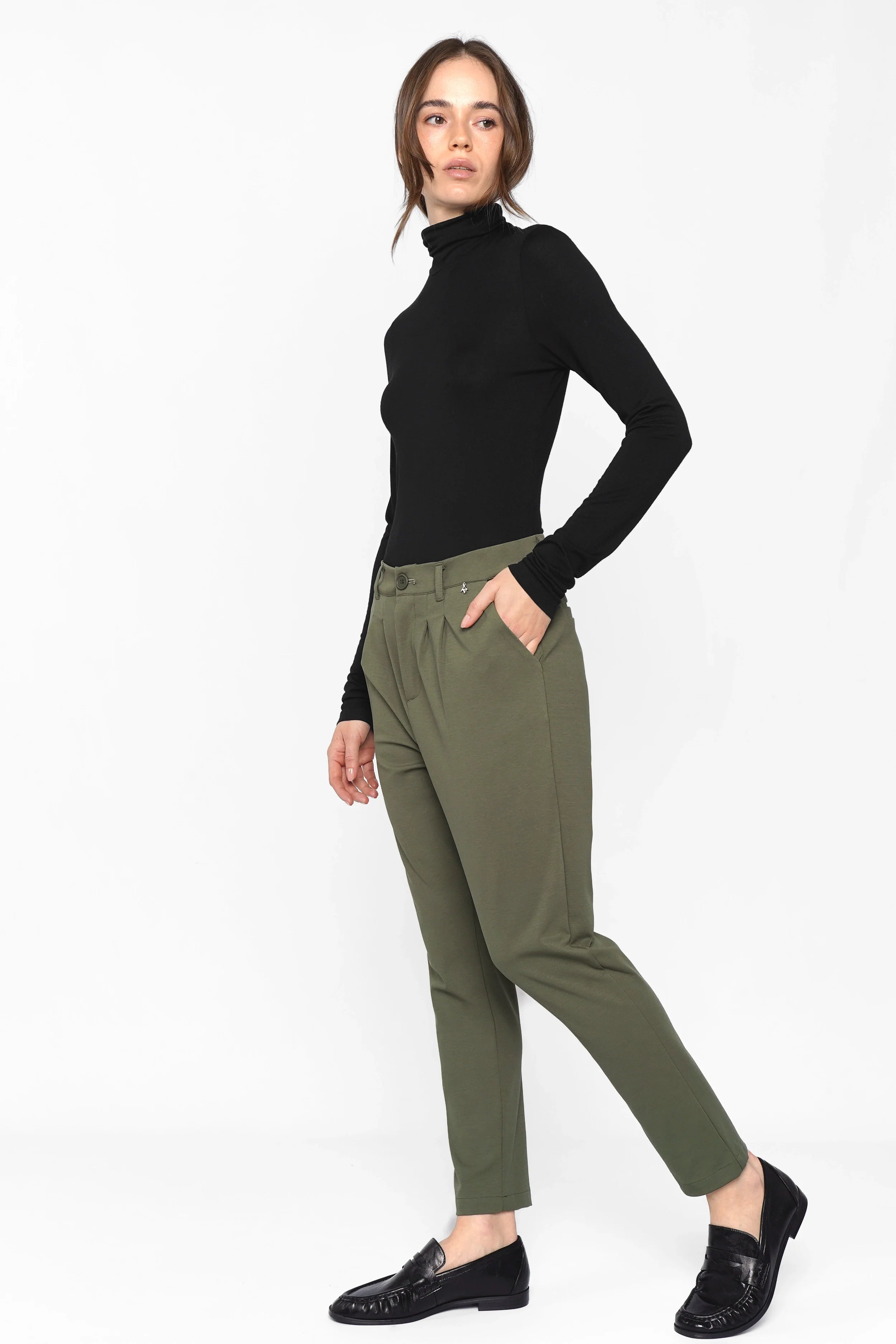 Damen Tapered Pants in Olivgrün, moderne Passform, knitterarm und formstabil, ideal für Alltag.