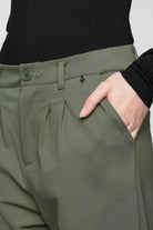 Tapered Pants in khaki mit leichtem Bundfalten und weichem, knitterarmem Stoff