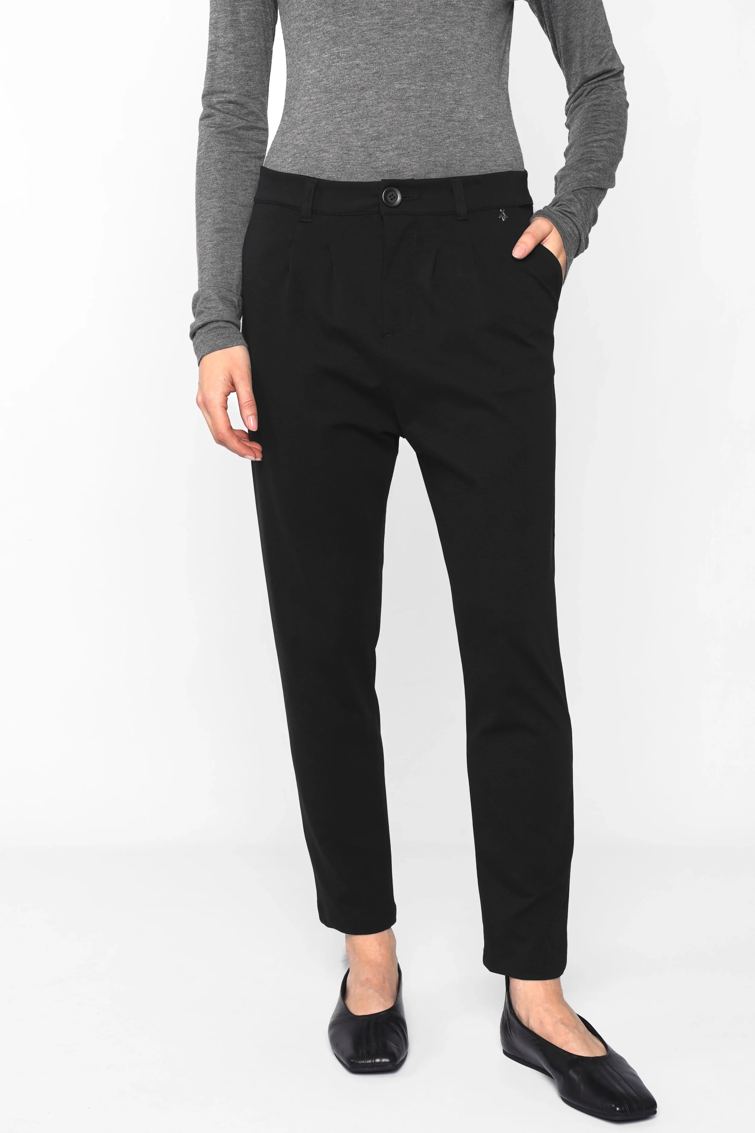 Schwarze Heelena Tapered Pants mit modernem, schmal zulaufendem Bein und knitterarmer, weicher Stoffqualität