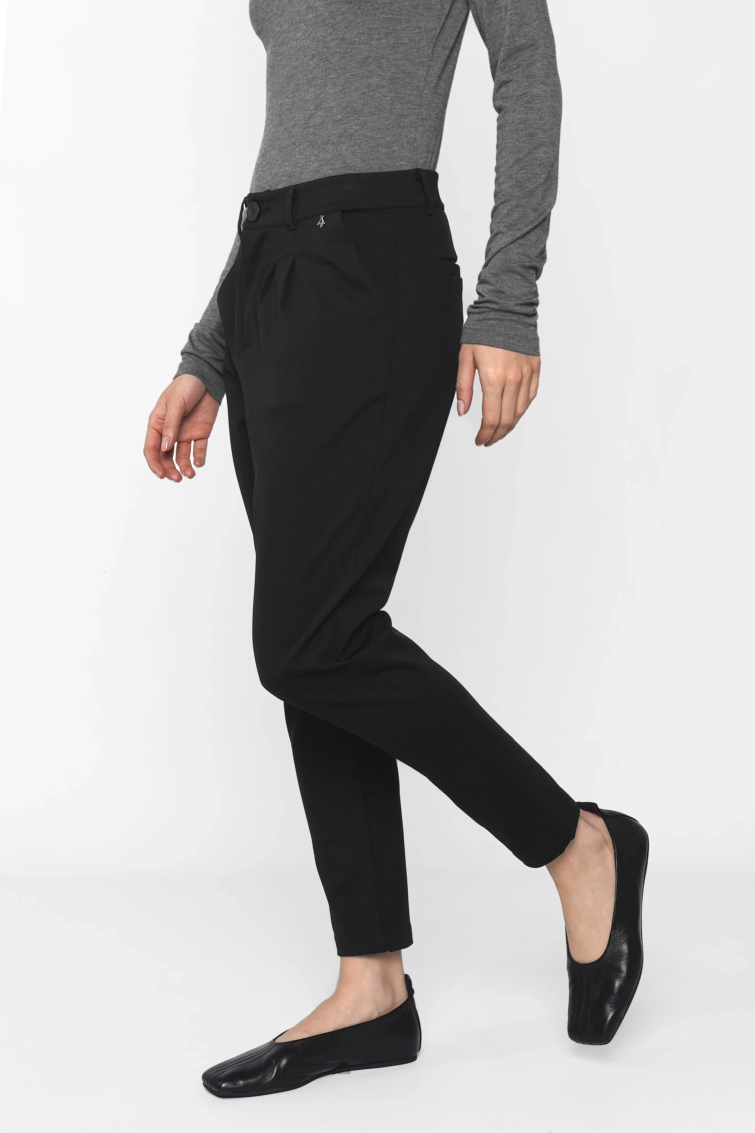 Schwarze Heelena Tapered Pants mit modernem Schnitt und leichtem Bundfalten-Design