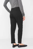Damen Heelena Tapered Pants in Schwarz, modern schmal geschnitten, knitterarme Qualität, angenehm weich, mit Reißverschluss und Knopfverschluss.