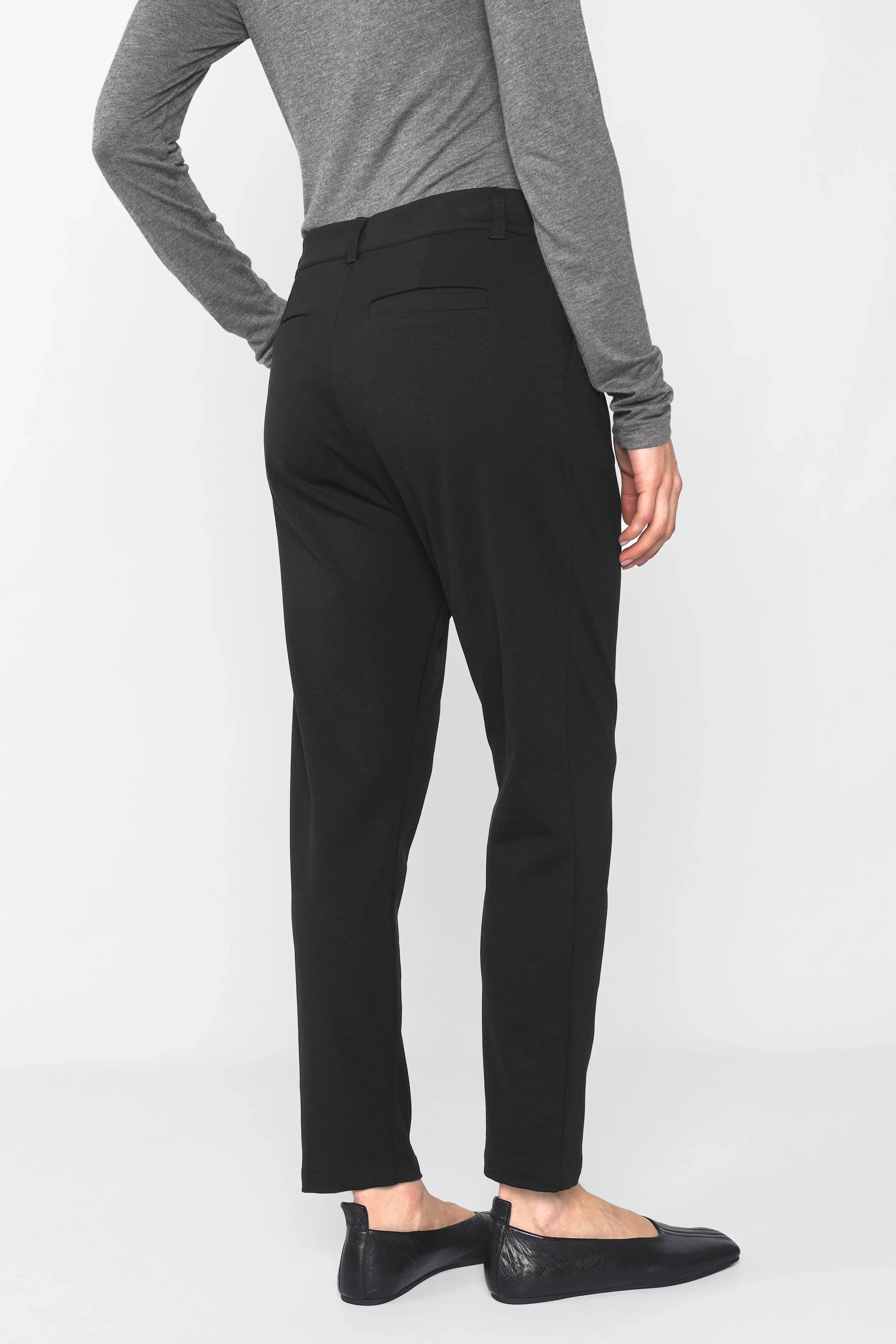 Damen Heelena Tapered Pants in Schwarz, modern schmal geschnitten, knitterarme Qualität, angenehm weich, mit Reißverschluss und Knopfverschluss.