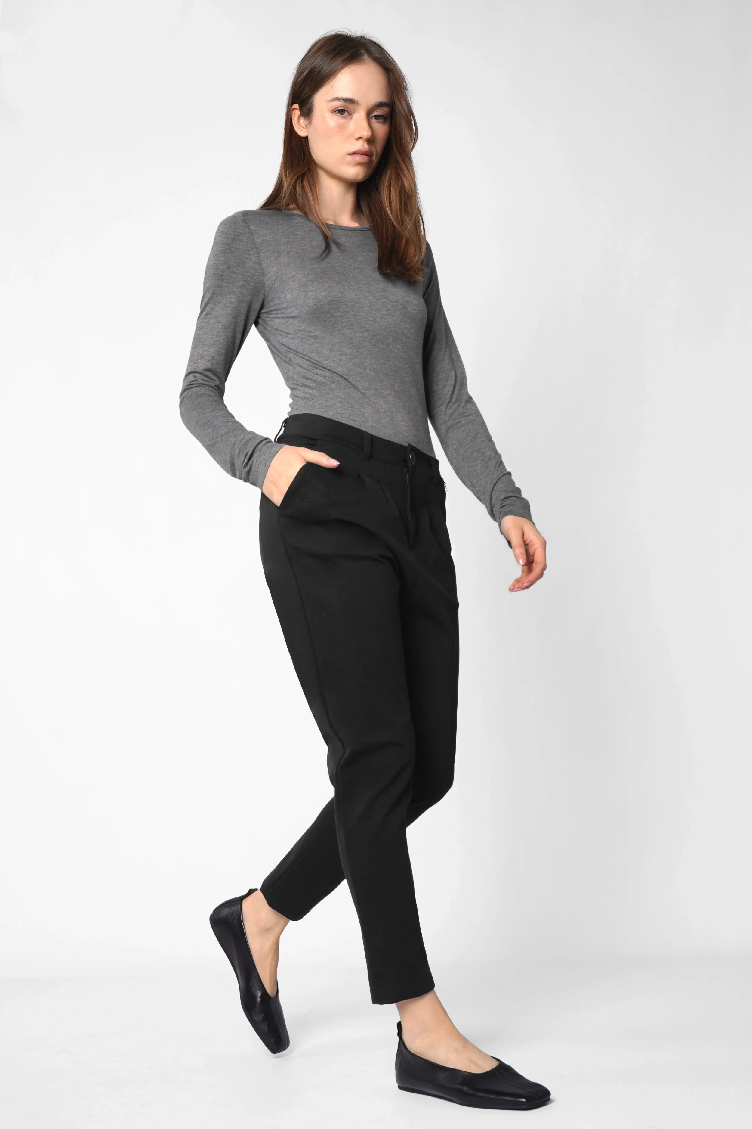 Frau trägt schwarze Heelena Tapered Pants mit modernem Schnitt und weichem Stoff