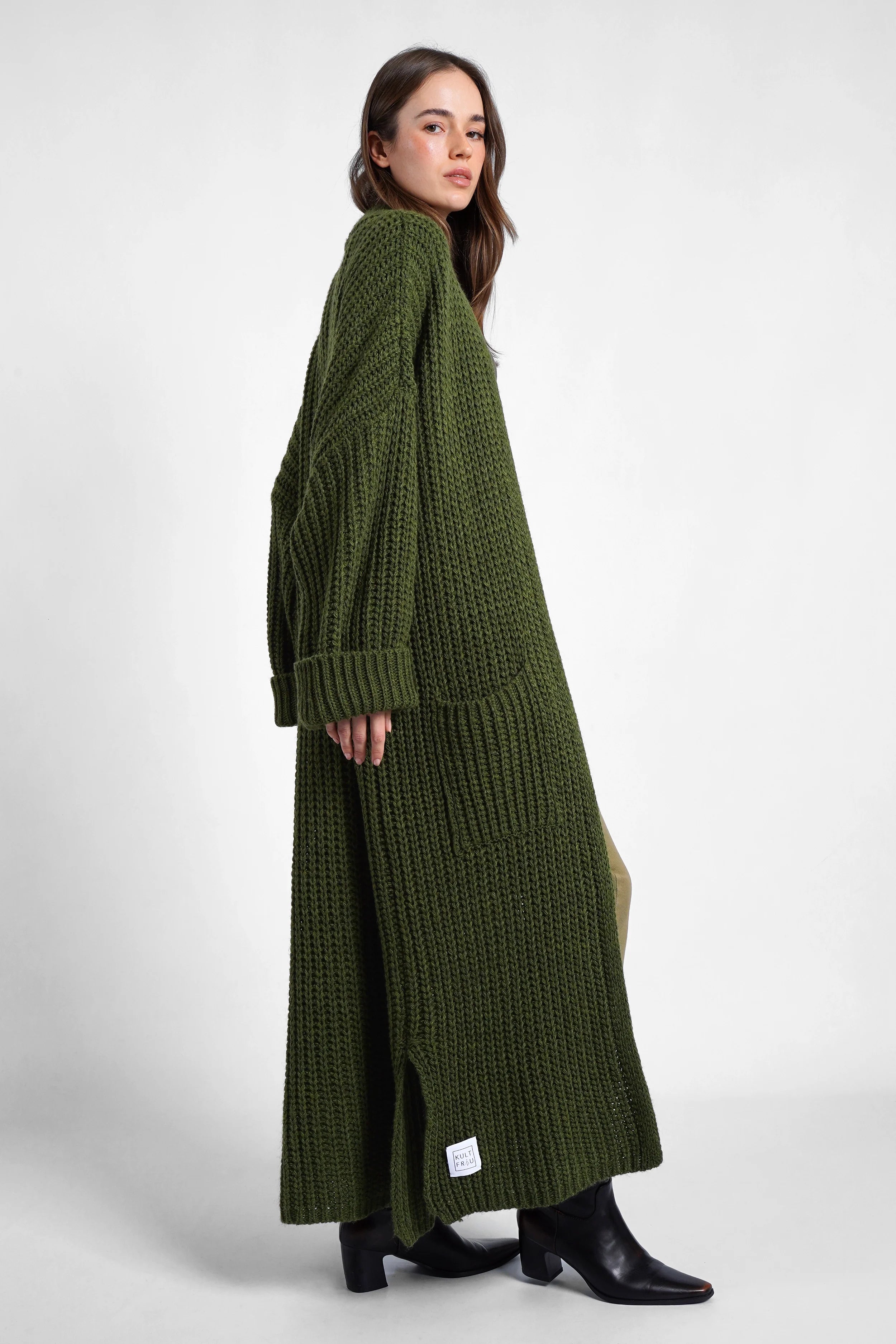 LOLA Strickcardigan oversized grüner grobstrick langer Cardigan mit Taschen und umgeschlagenen Ärmeln