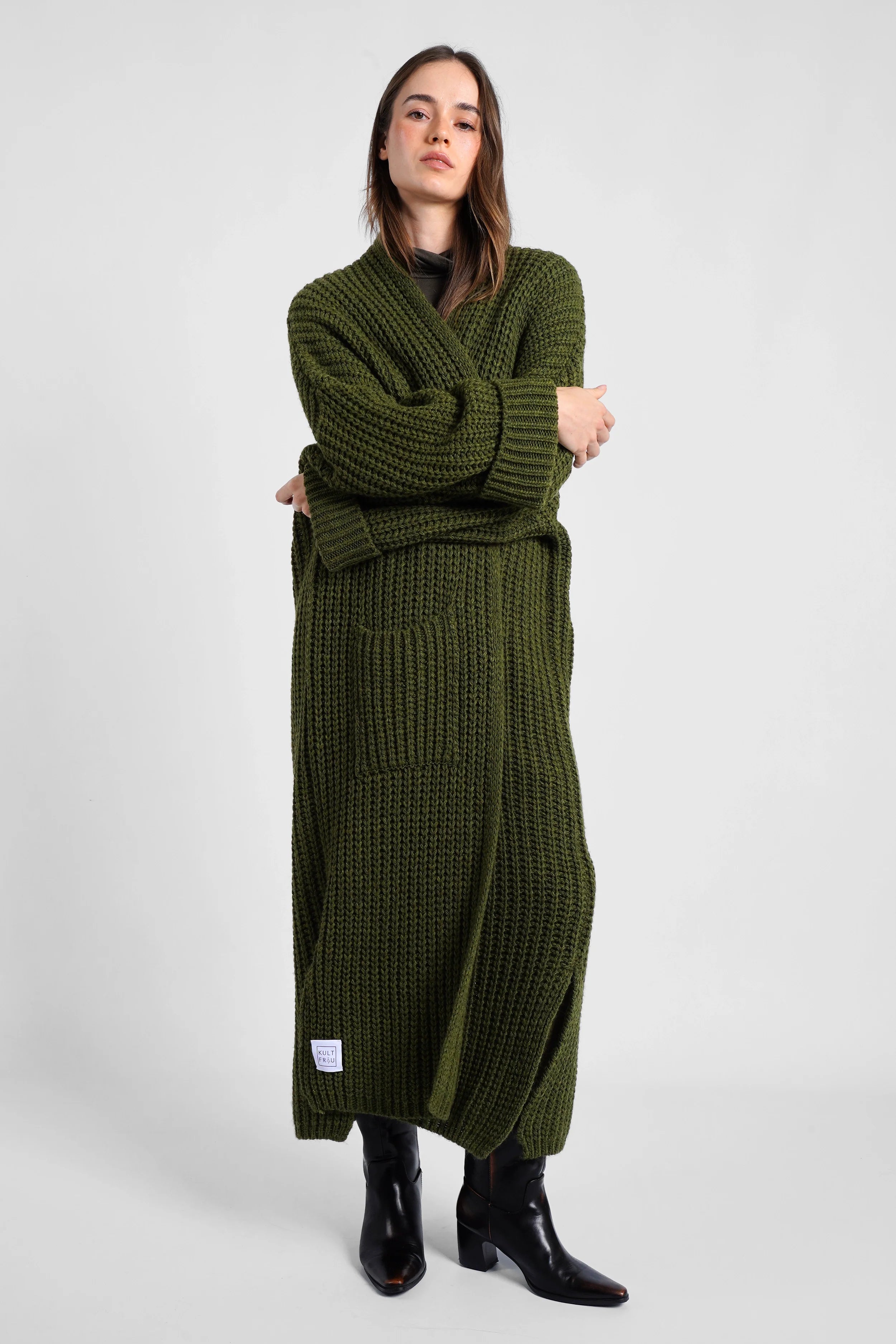 Frau trägt grünen oversized LOLA Strickcardigan mit Taschen und lockerem Schnitt