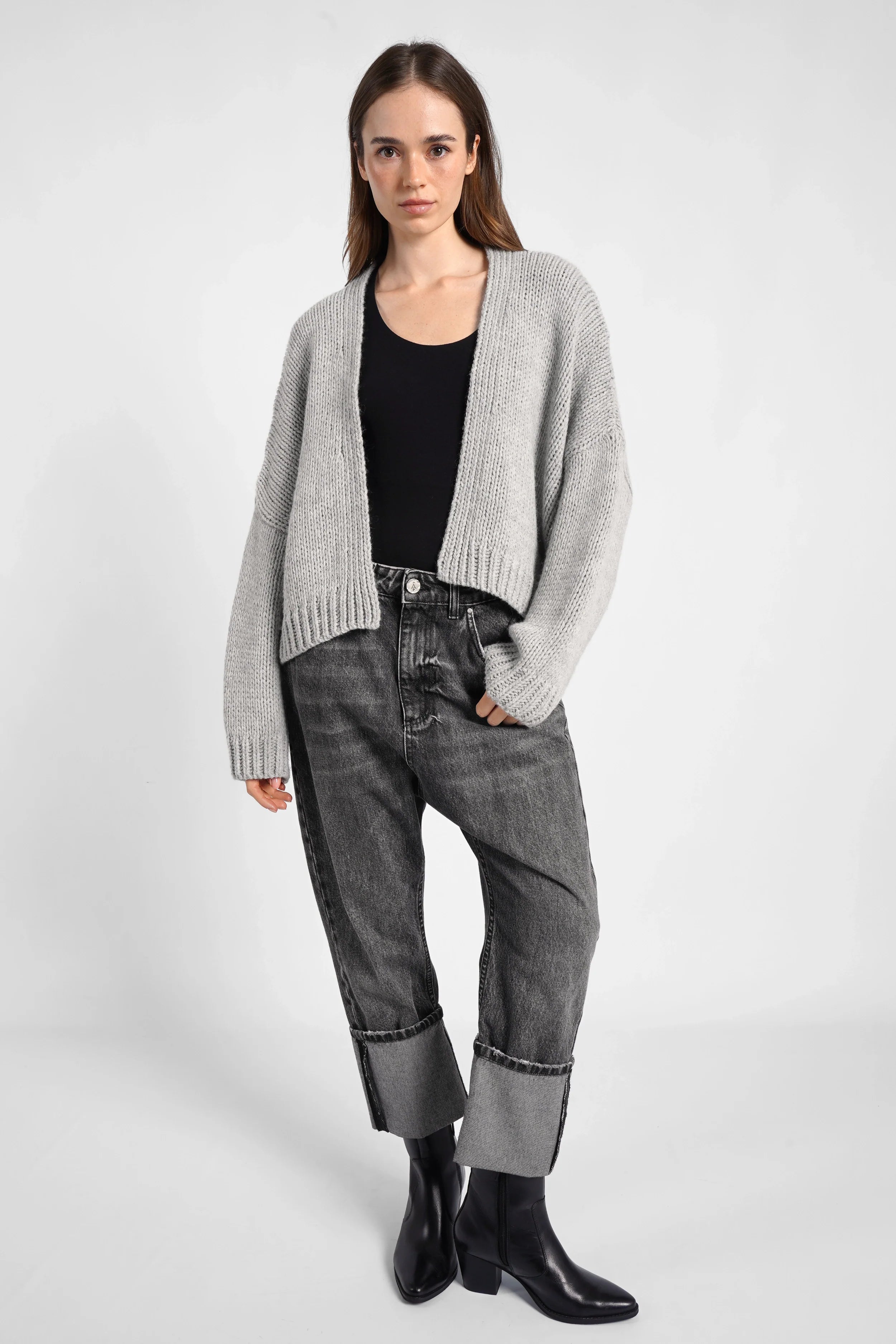 Damen trägt ALIXA Cropped Strickcardigan in Grau mit Oversize-Fit und Schalkragen
