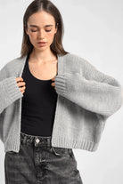 ALIXA Cropped Strickcardigan aus weichem Woll-Mix mit lockerem Oversize-Schnitt und Schalkragen in Grau