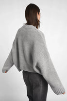 ALIXA Cropped Strickcardigan grauer Woll-Mix mit überschnittenen Schultern und lockerem Oversize-Fit