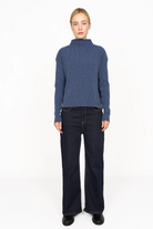 NORELI Longsleeve in blue plissiertem Kreppjersey with mock neck and side slits worn by model