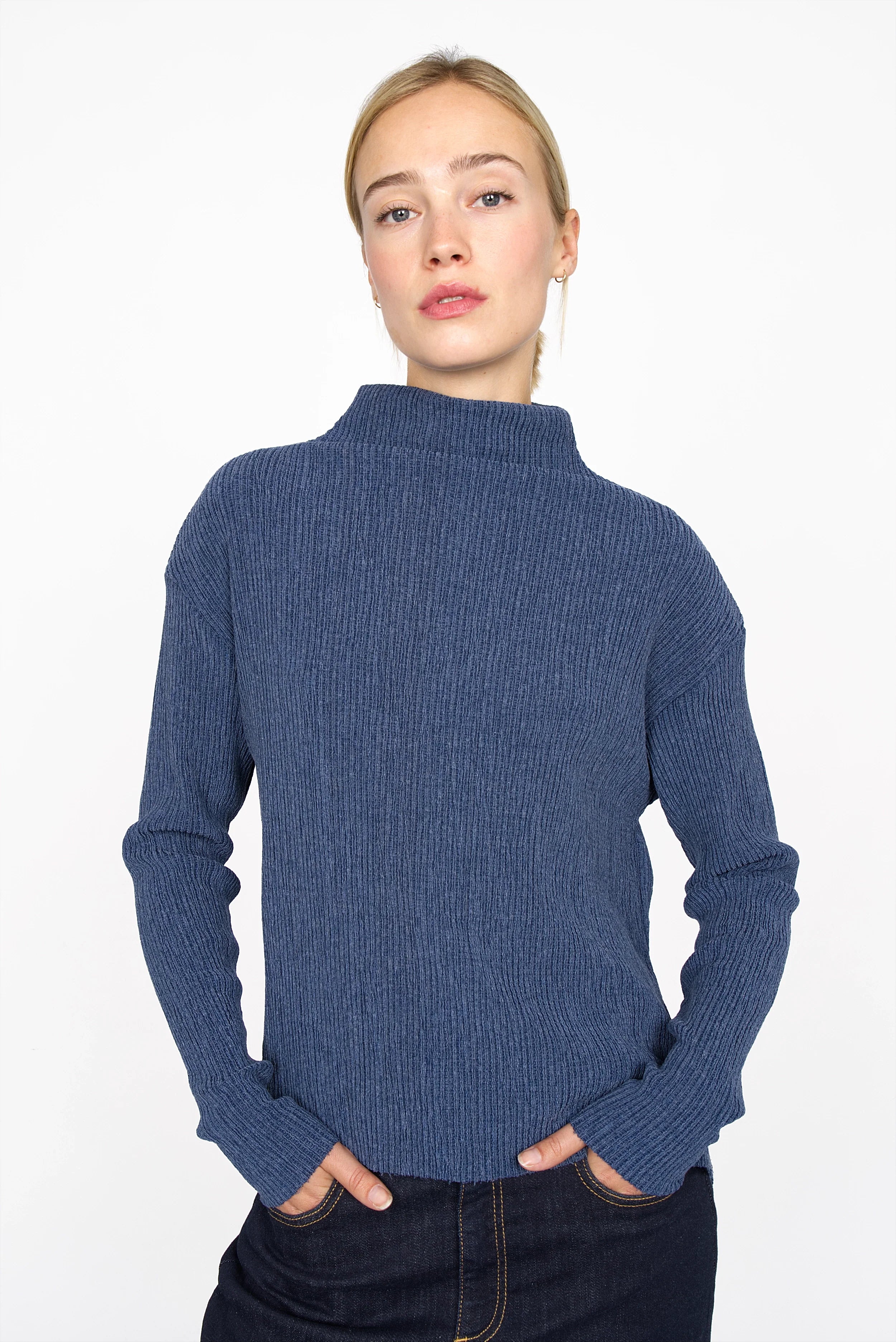 Navy blue NORELI Longsleeve with mock neck and textured plissierte Kreppjersey fabric, featuring dropped shoulders and side slits.