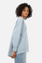 EIREL Oversize Sweater in soft cotton with round neckline, dropped shoulders, ribbed cuffs, rounded hem, tonal logo embroidery, A-line oversized fit, back length approx. 77 cm, model wearing size S