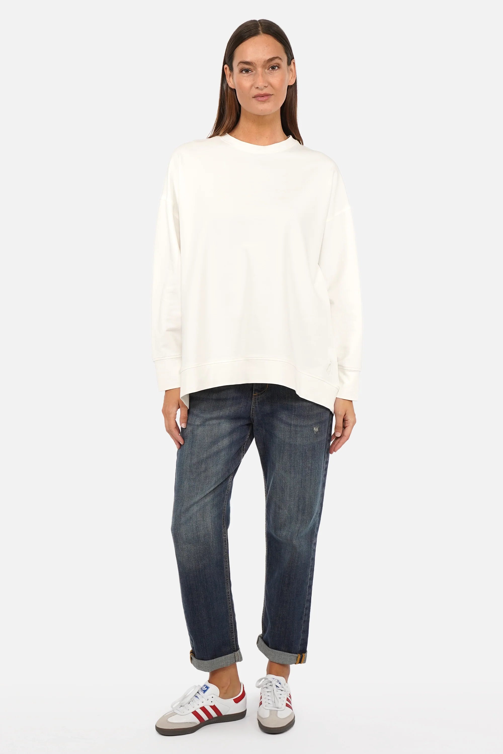 EIREL Oversize Sweater in soft cotton with rounded hem, logo embroidery, and oversize fit