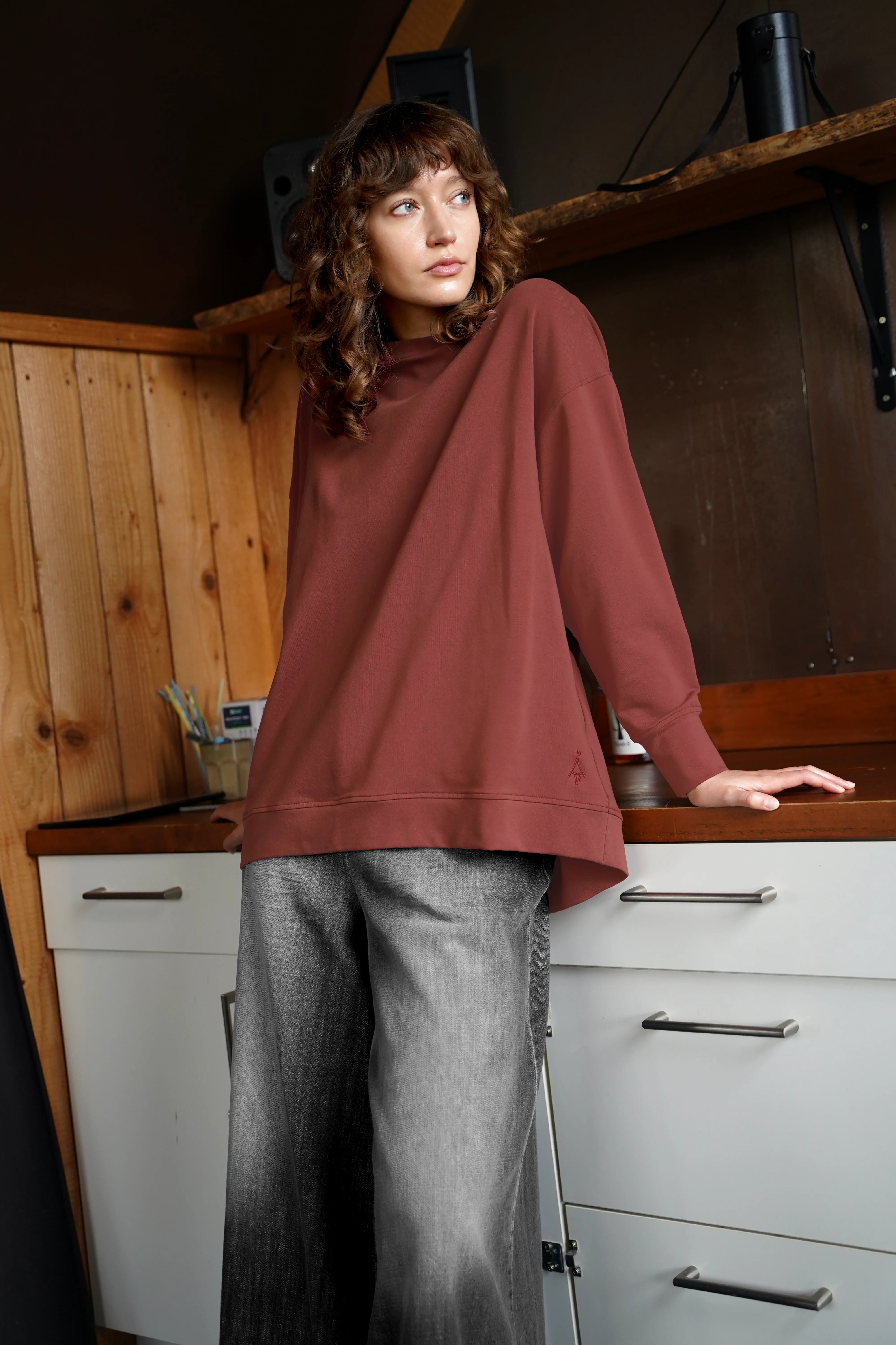 Damen Oversize Sweater in Rostrot mit Rundhalsausschnitt und überschnittenen Schultern, tonaler Logo-Stickerei, längeres Bündchen und A-Linien-Silhouette.