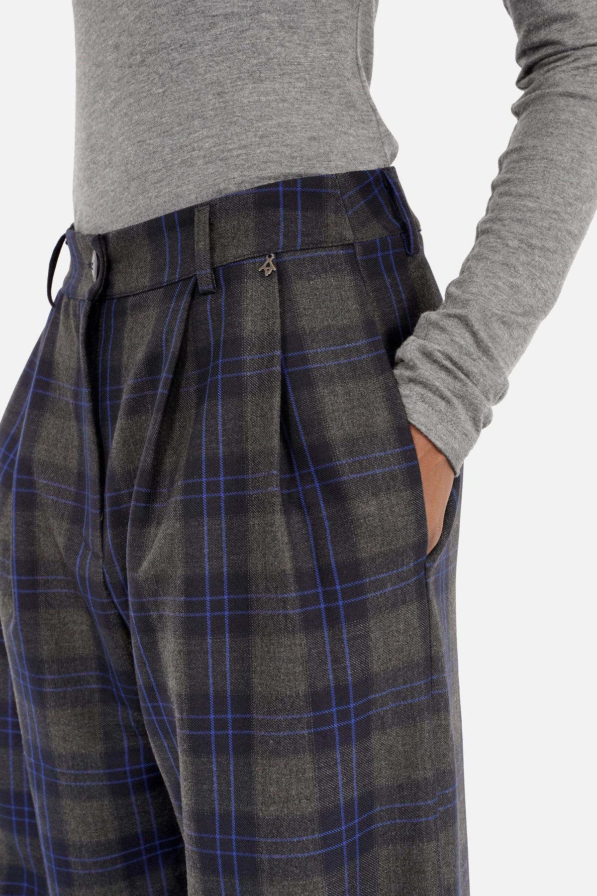 ELEE Wide Leg Hose mit markantem Karomuster und blauem Akzent, hoher Bund mit Bundfalten, weites Bein, seitliche Eingrifftaschen und Gürtelschlaufen