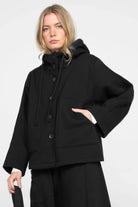 Schwarze ELFA Sweatjacke mit Kapuze, Känguru-Taschen und Knopfleiste, entspannter Schnitt