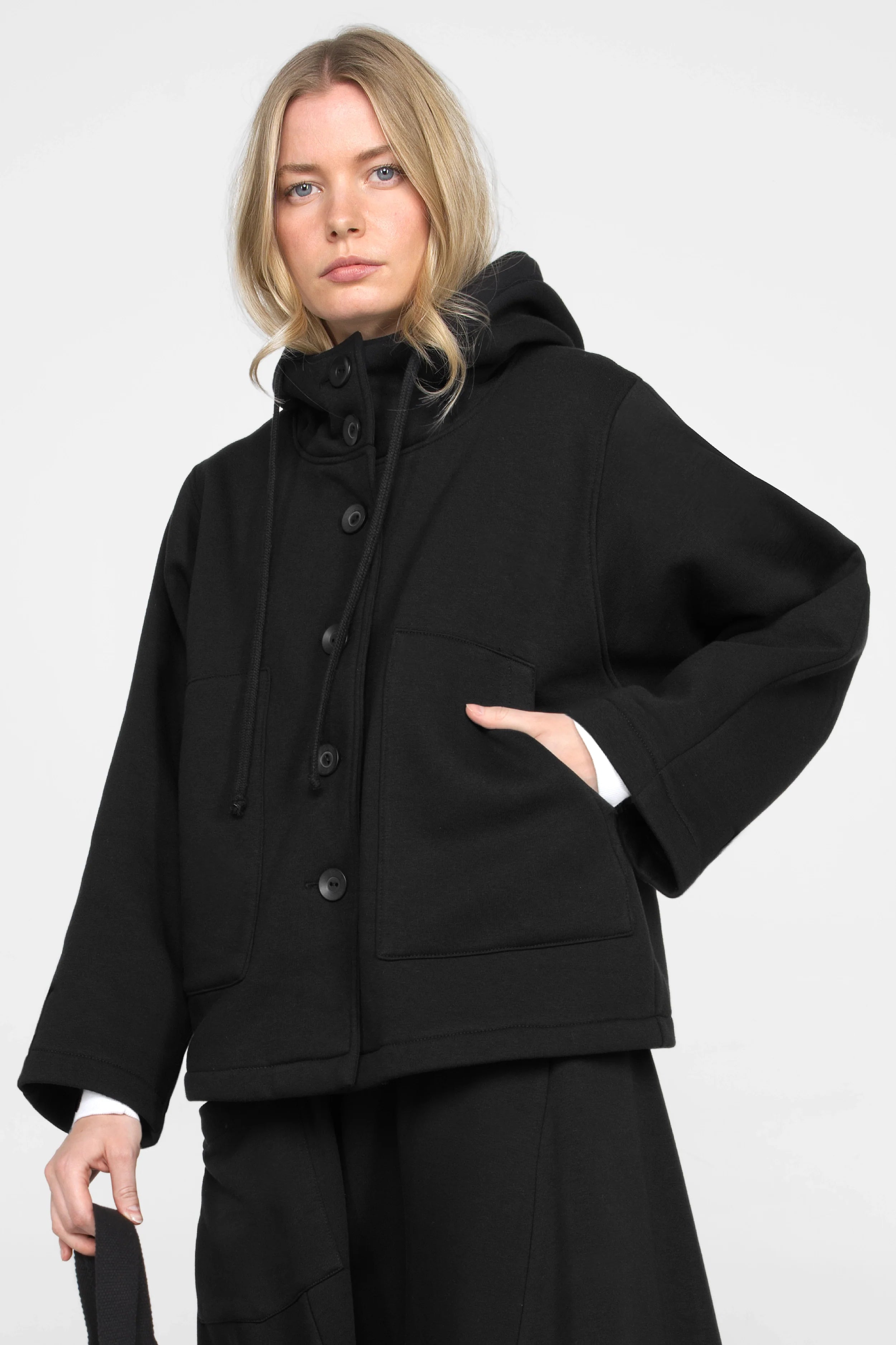 Schwarze ELFA Sweatjacke mit Kapuze, Känguru-Taschen und Knopfleiste, entspannter Schnitt