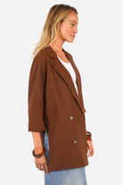 ELODIA oversized blazer in lightweight linen blend with notch lapel, drop shoulders, three-quarter sleeves, double-breasted buttons, side slits, loose fit.