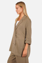 ELODIA Oversized Blazer aus leichtem Leinenmix mit Reverskragen, doppelreihigem Knopfverschluss und überschnittenen Schultern.