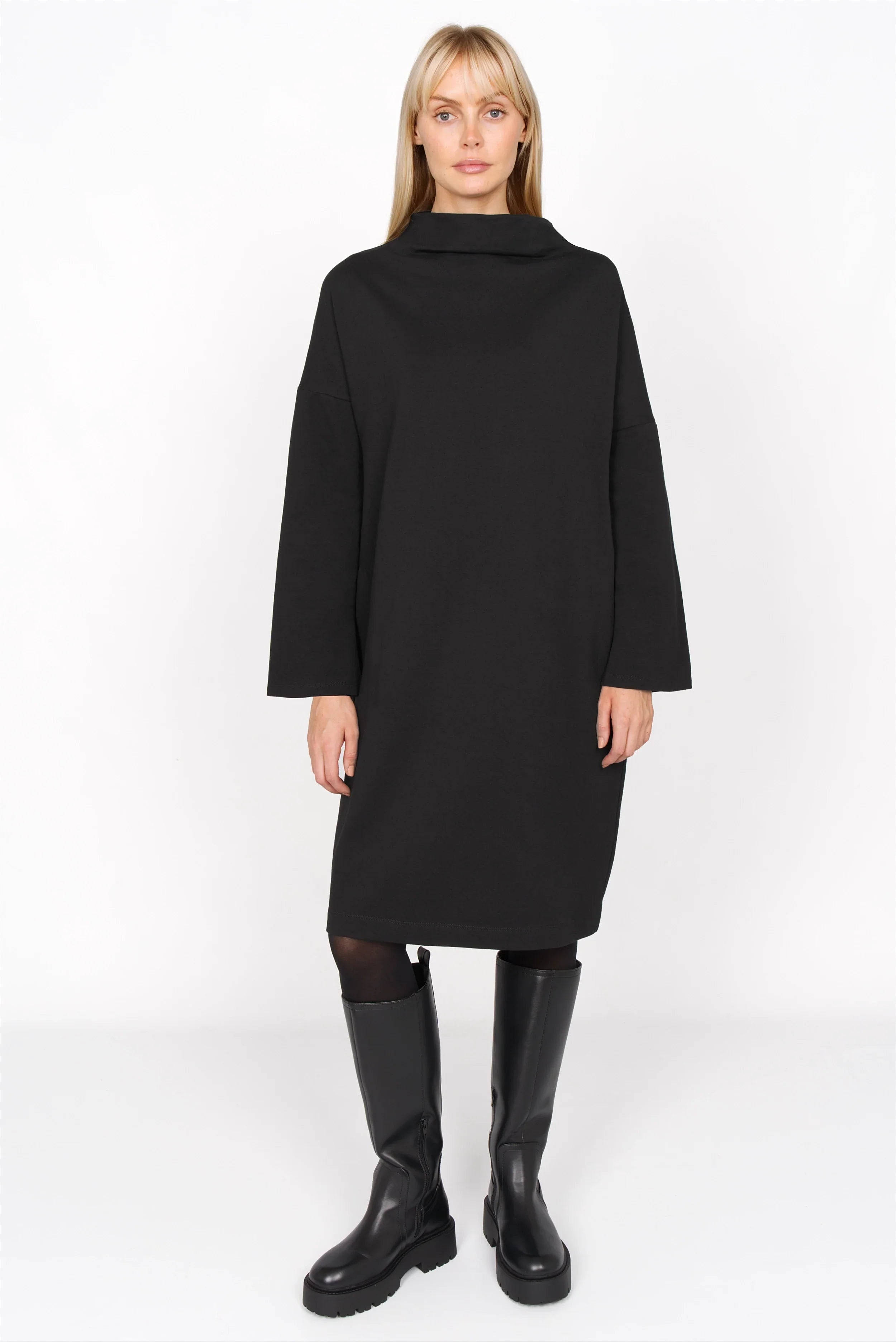 Schwarzes Sweatkleid mit Hochkragen, überschnittenen Schultern und trapezförmigen Ärmeln, locker geschnitten, mit Seitentaschen.