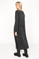 Woman wearing black EMEDY Longbluse Tunika with relaxed fit and long sleeves, side view.