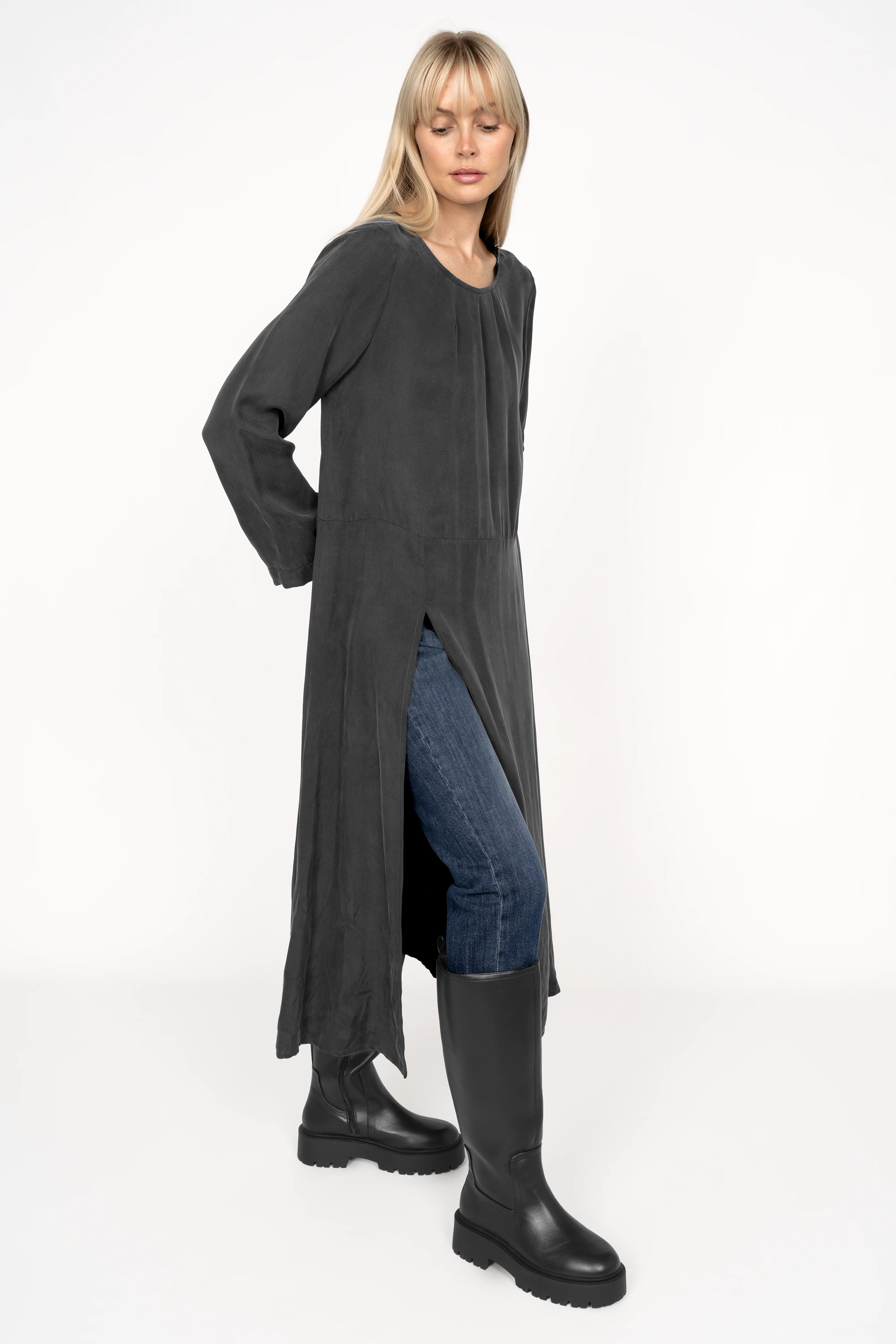 Woman wearing black EMEDY Longbluse Tunika with round neckline, side slit, and relaxed fit over jeans and black boots
