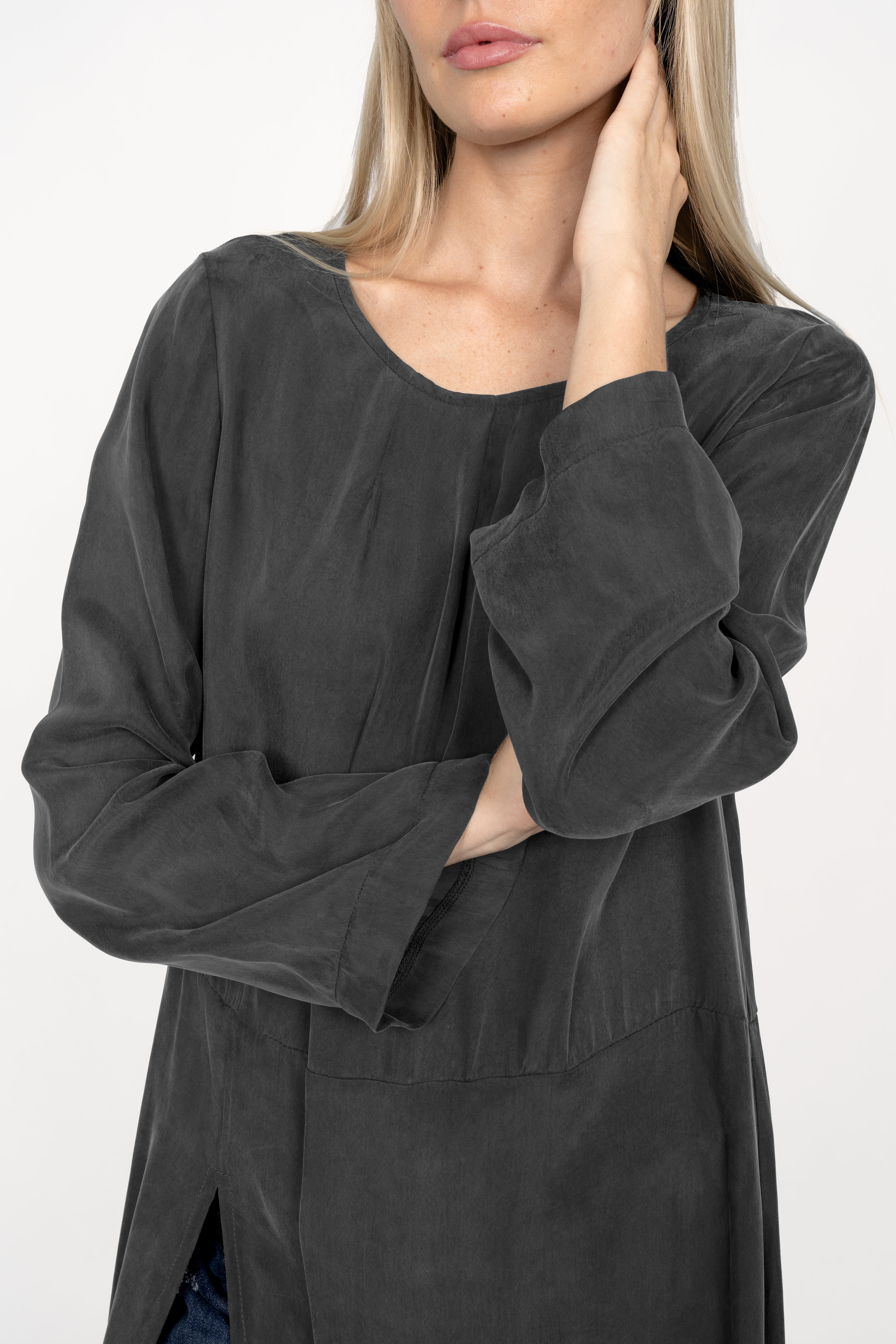 EMEDY Longbluse Tunika in dark gray with round neckline, fine pleats, relaxed fit, and side front slit made from cotton-viscose blend.