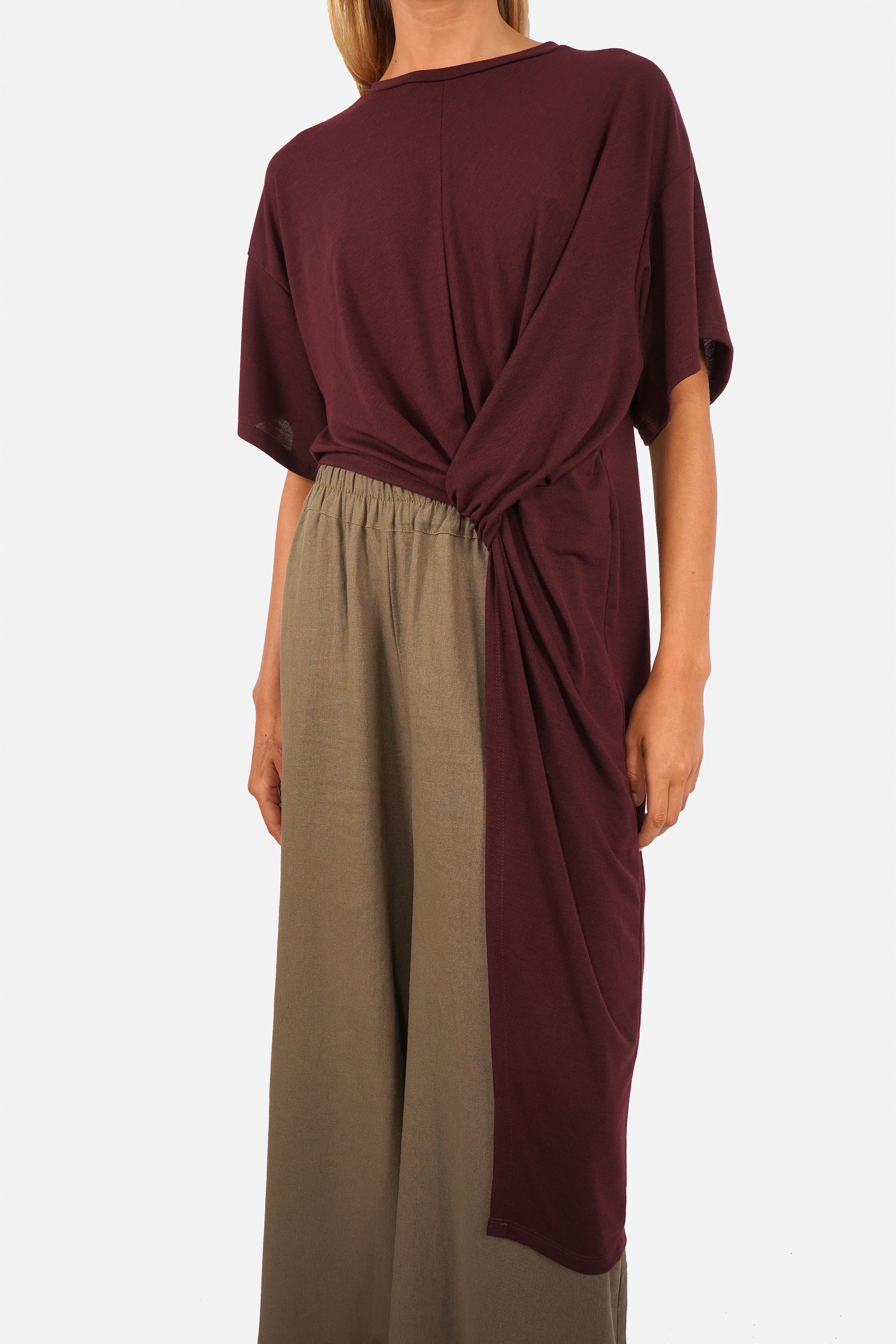 ERLY Longline T-Shirt aus weichem Viskosejersey mit Rundhalsausschnitt, überschnittenen Schultern und asymmetrischem Saum.
