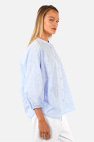Bluse aus Baumwoll-Jacquard mit Stehkragen, überschnittenen Schultern und Dreiviertel-Ärmeln mit Gummibund