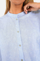 Bluse aus Baumwoll-Jacquard mit Stehkragen, überschnittenen Schultern und Dreiviertel-Ärmeln mit Gummibund