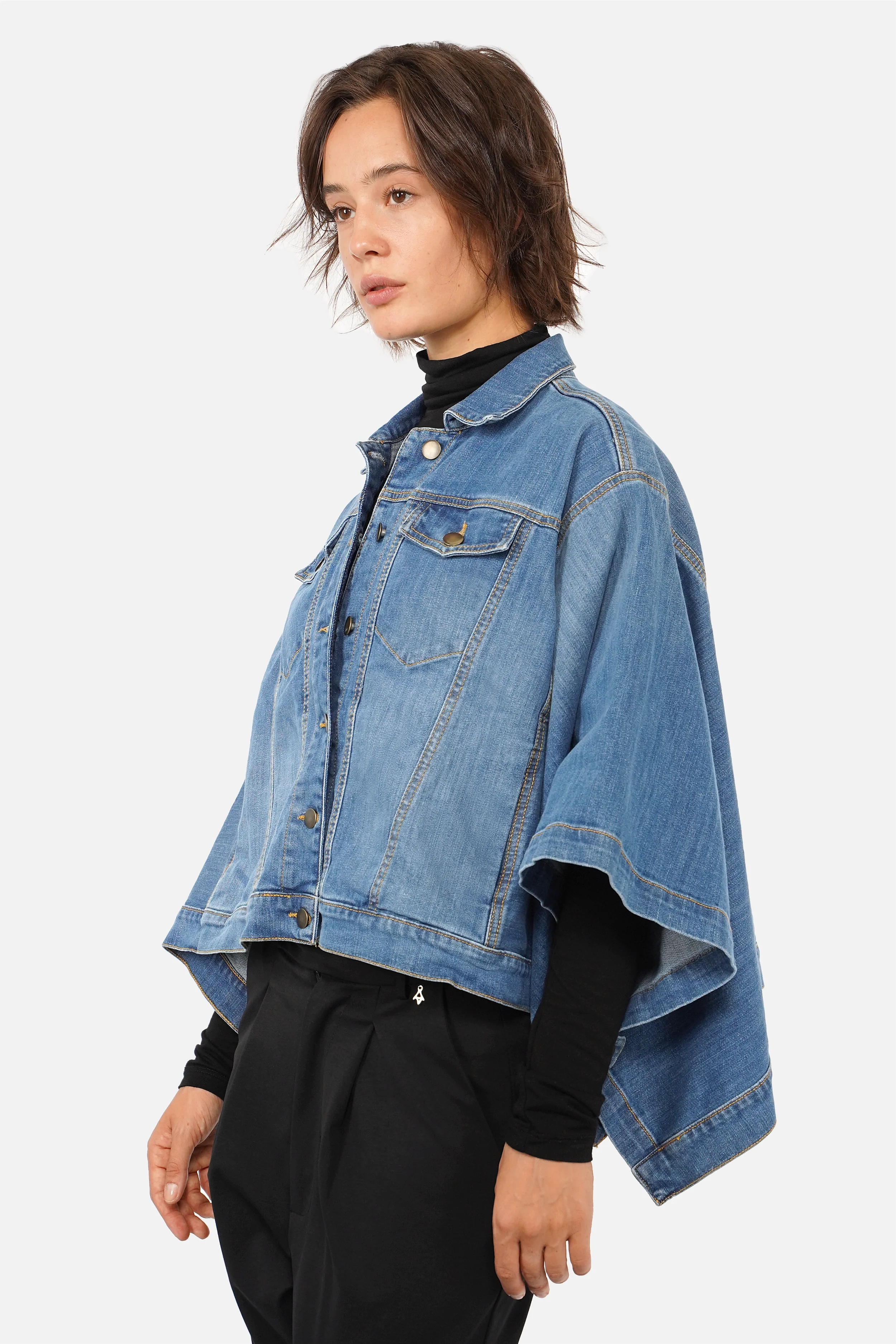 FIBI Denim Cape aus weichem italienischem Denim mit Knopfleiste und Taschen