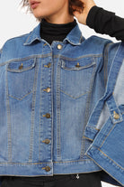FIBI Denim Cape aus weichem italienischem Denim mit Used-Waschung, klassischem Kragen und Knopfleiste