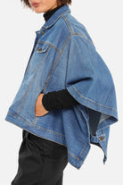 FIBI Denim Cape aus weichem italienischem Denim mit klassischem Kragen und lockerer Passform