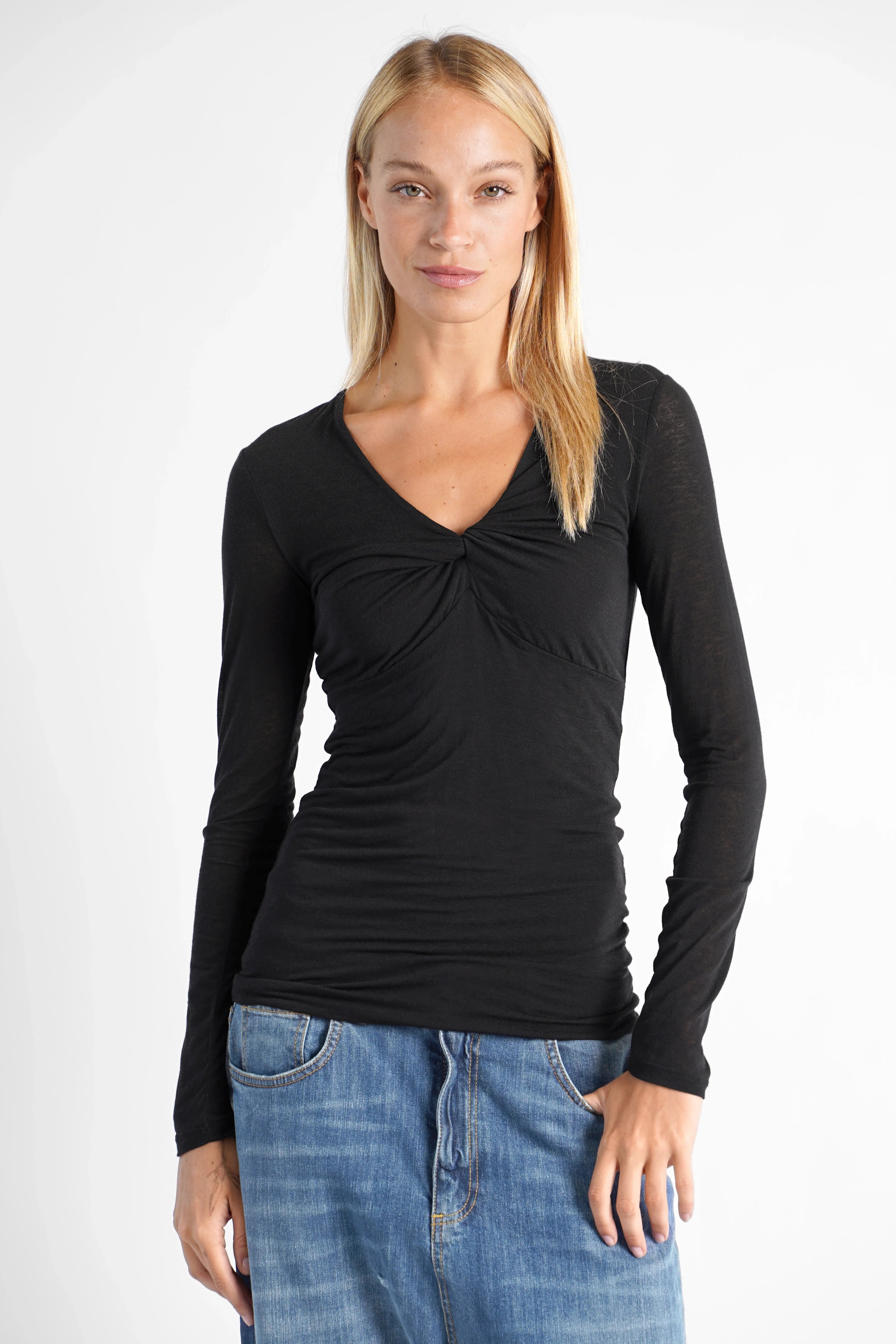 FLURRI Longsleeve black slim fit with V-neck twist detail and soft cashmere blend fabric