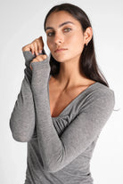 FLURRI Longsleeve slim fit grey women's top with V-neck and soft cashmere blend fabric