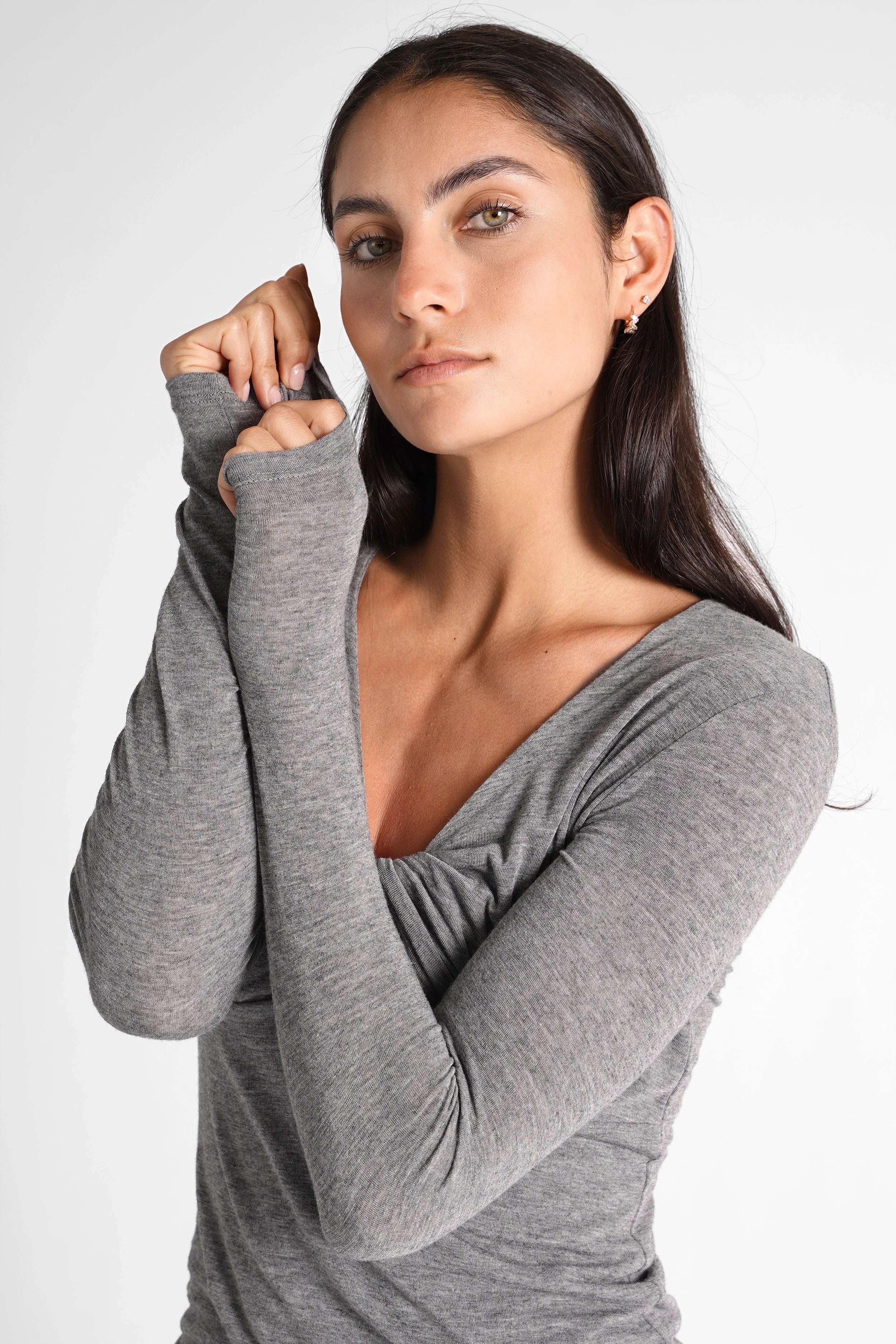 FLURRI Longsleeve slim fit grey women's top with V-neck and soft cashmere blend fabric